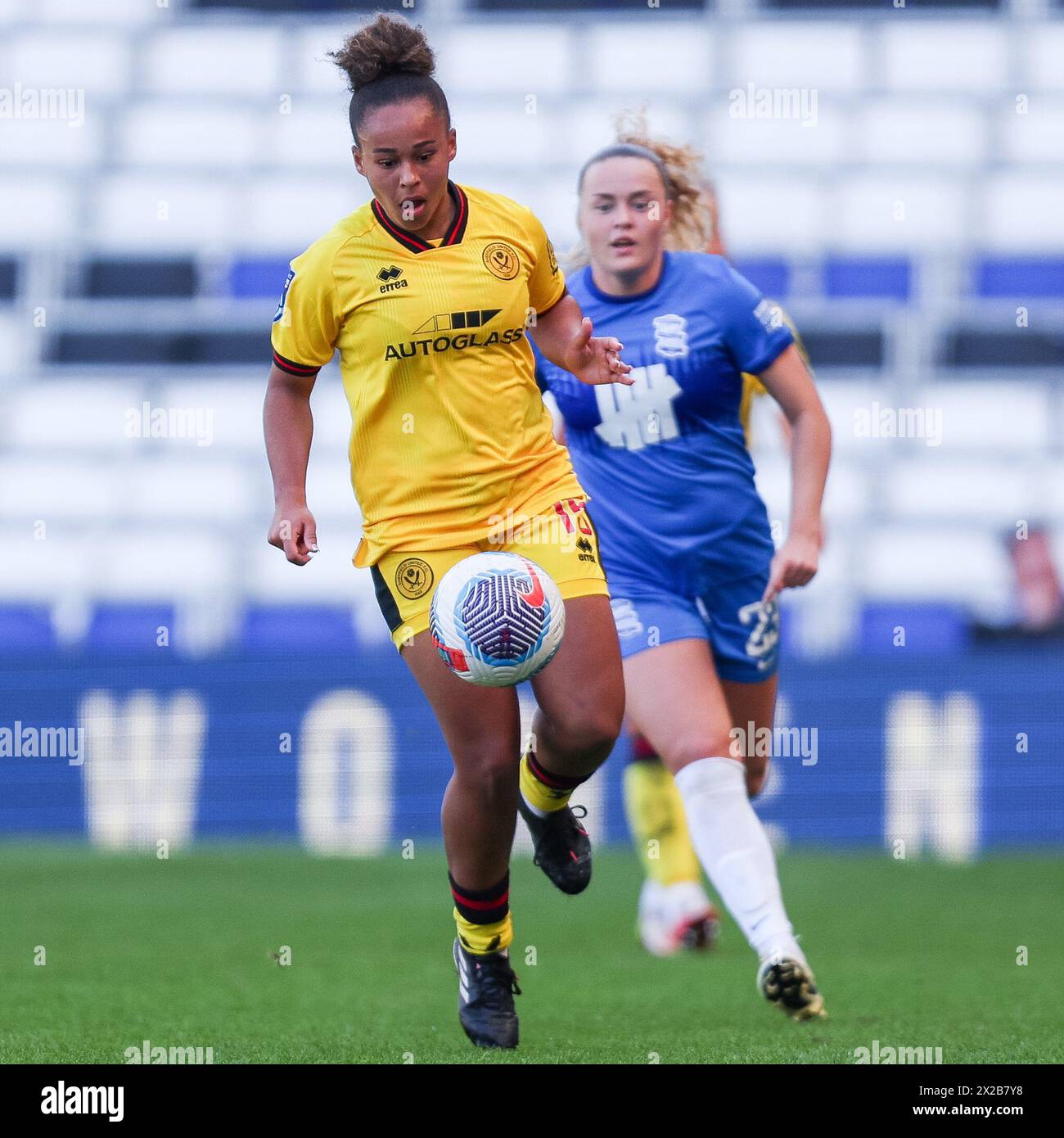 Birmingham, Regno Unito. 21 aprile 2024. Molly Graham di Sheffield è inseguito da Charlie Devlin di Birmingham City durante il match per il Women Championship tra Birmingham City Women e Sheffield United Women a St Andrews @ Knighthead Park, Birmingham, Inghilterra, il 21 aprile 2024. Foto di Stuart Leggett. Solo per uso editoriale, licenza richiesta per uso commerciale. Non utilizzare in scommesse, giochi o pubblicazioni di singoli club/campionato/giocatori. Crediti: UK Sports Pics Ltd/Alamy Live News Foto Stock