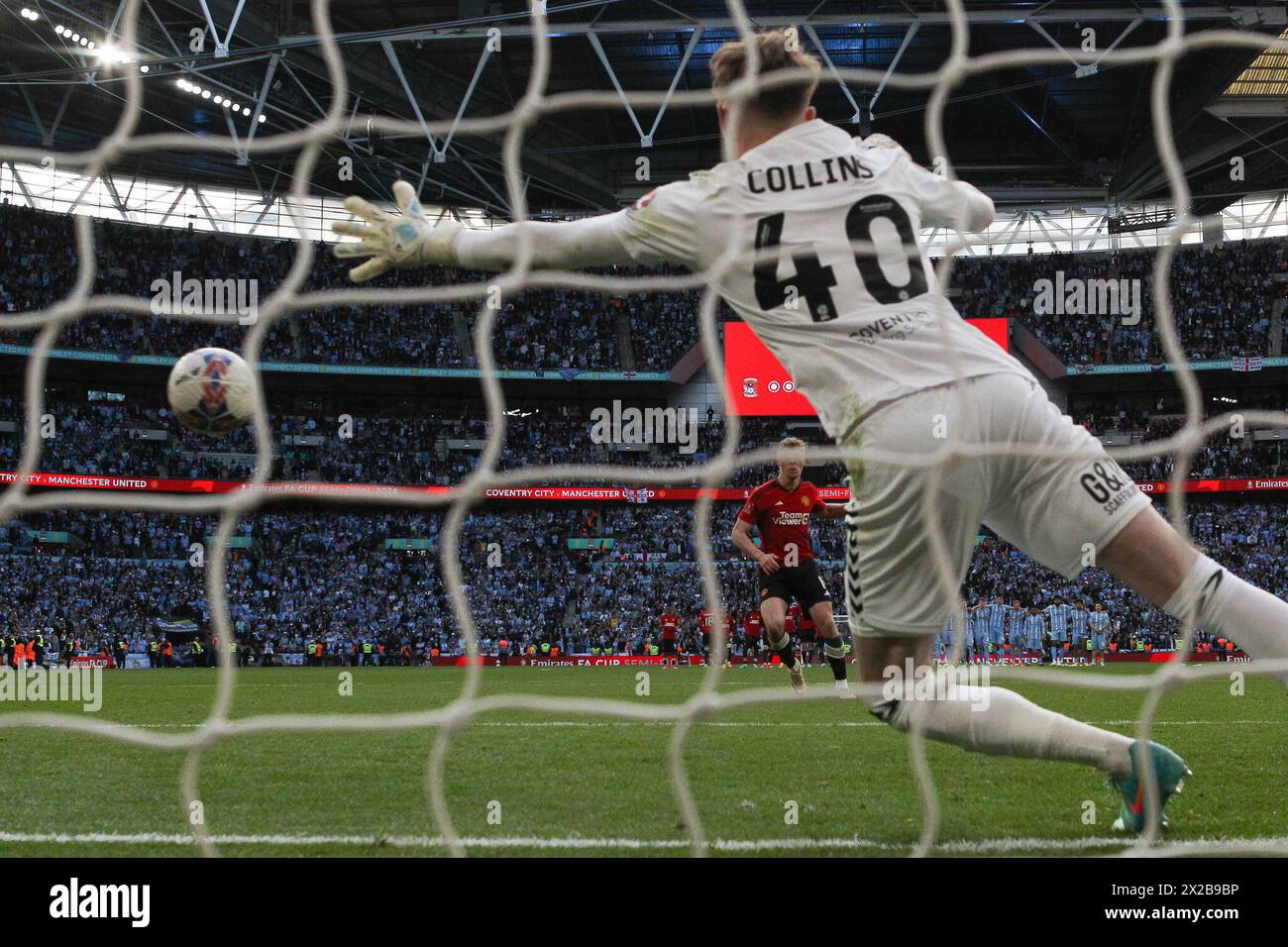 Londra, Regno Unito. 21 aprile 2024. Rasmus H¿jlund del Manchester United segna il rigore decisivo durante la semifinale di fa Cup tra Coventry City e Manchester United al Wembley Stadium di Londra, Inghilterra, il 21 aprile 2024. Foto di Ken Sparks. Solo per uso editoriale, licenza richiesta per uso commerciale. Non utilizzare in scommesse, giochi o pubblicazioni di singoli club/campionato/giocatori. Crediti: UK Sports Pics Ltd/Alamy Live News Foto Stock