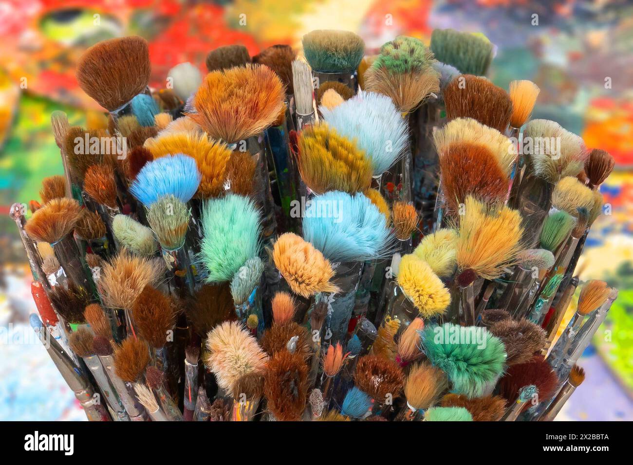 Blick auf in einem Gefaess stehende Malpinsel AM 26.03.2024 in einem Malstudio, Atelier, a Goehren-Lebbin, Meclemburgo Vorpommern. Im Hintergrund sind verschiedene Malpaletten zu sehen. Vista dei pennelli in una scatola il 26 marzo 2024, in uno studio di pittura a Goehren-Lebbin, Meclemburgo-Pomerania occidentale. Sullo sfondo si possono vedere varie tavolozze di pittura. Ricerca: Deutschland Kunst Kultur Hobby Freizeit Malen Malkunst Beschaeftigung Farben Pinselset Farbpalette Farbreste Kuenstlermaterialien Flachpinsel Innenaufnahme Kreativitaet Malerei Malfarben Malutensilien Malatelier Kun Foto Stock