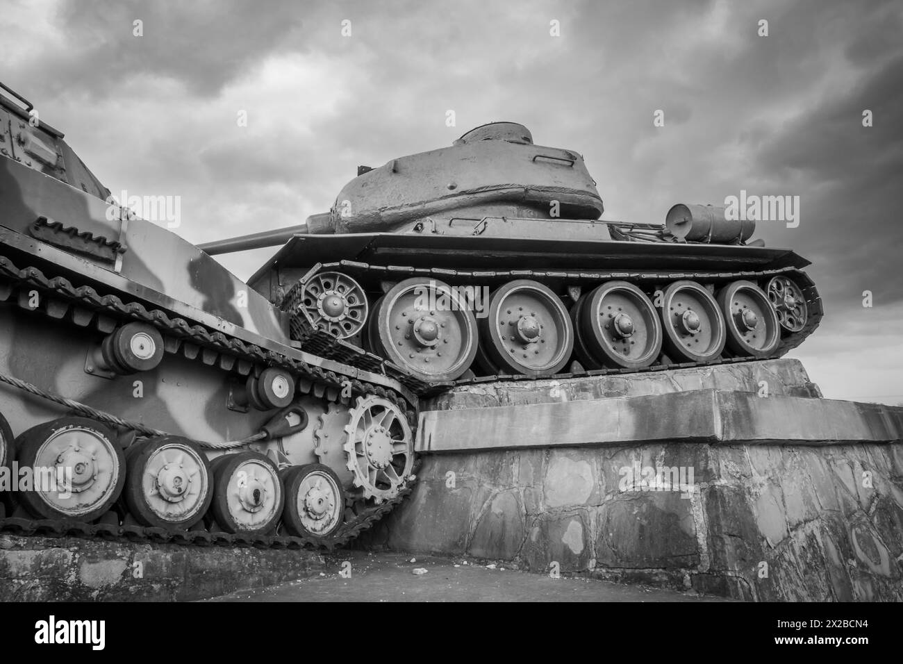 Carro armato sovietico T-34 e carro armato tedesco PzKpfw IV sul monumento nella "Valle della morte" (Udolie smrti) Kapisova, Slovacchia, Europa. Foto Stock