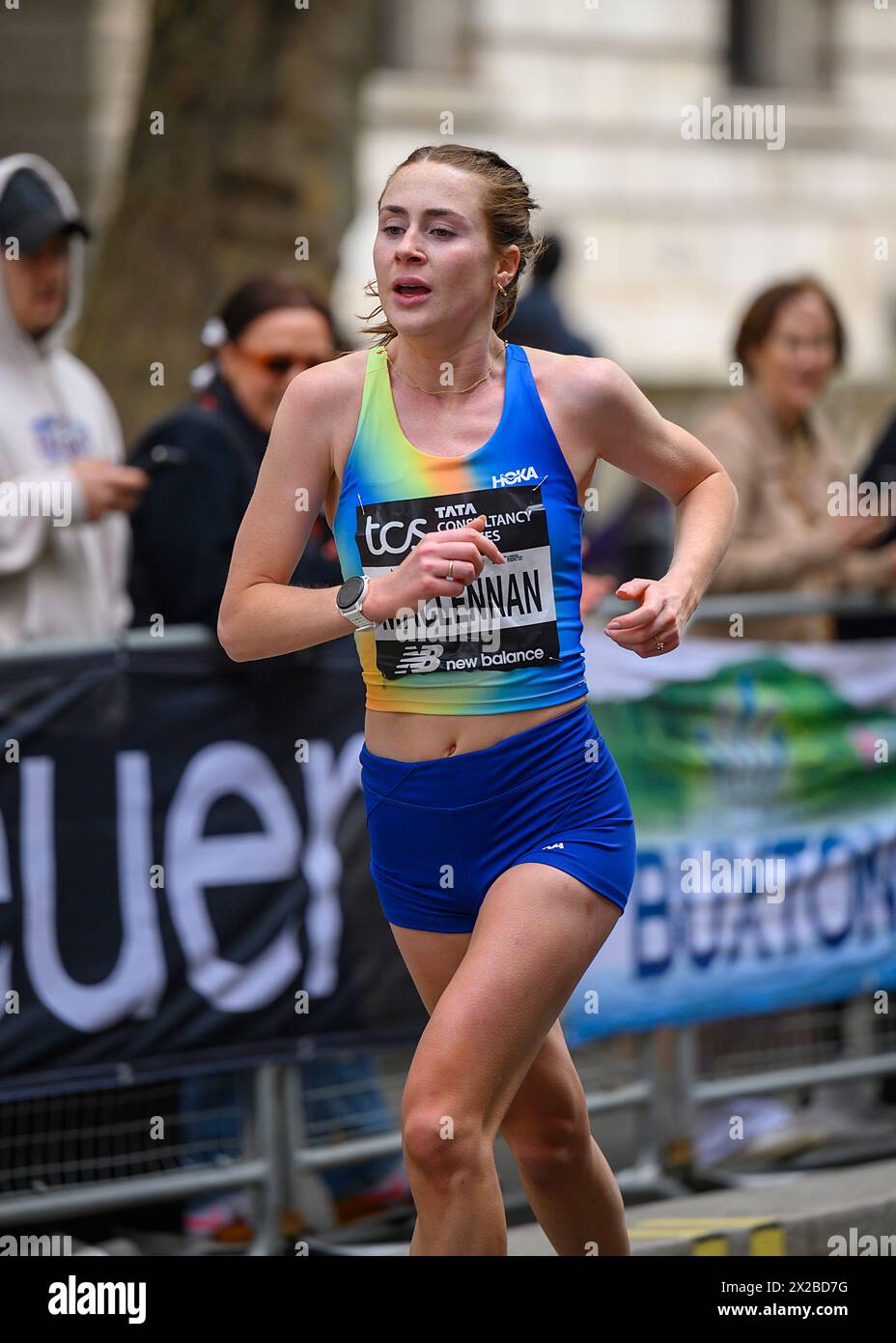 Londra, Regno Unito. 21 aprile 2024. Mhairi Maclennan è la prima donna britannica a superare il traguardo nel suo debutto alla maratona di Londra. Ha completato la gara d'élite femminile 11° in un tempo di 02:29:15, e si è piazzata 39° assoluto. Crediti: MartinJPalmer/Alamy Live News Foto Stock