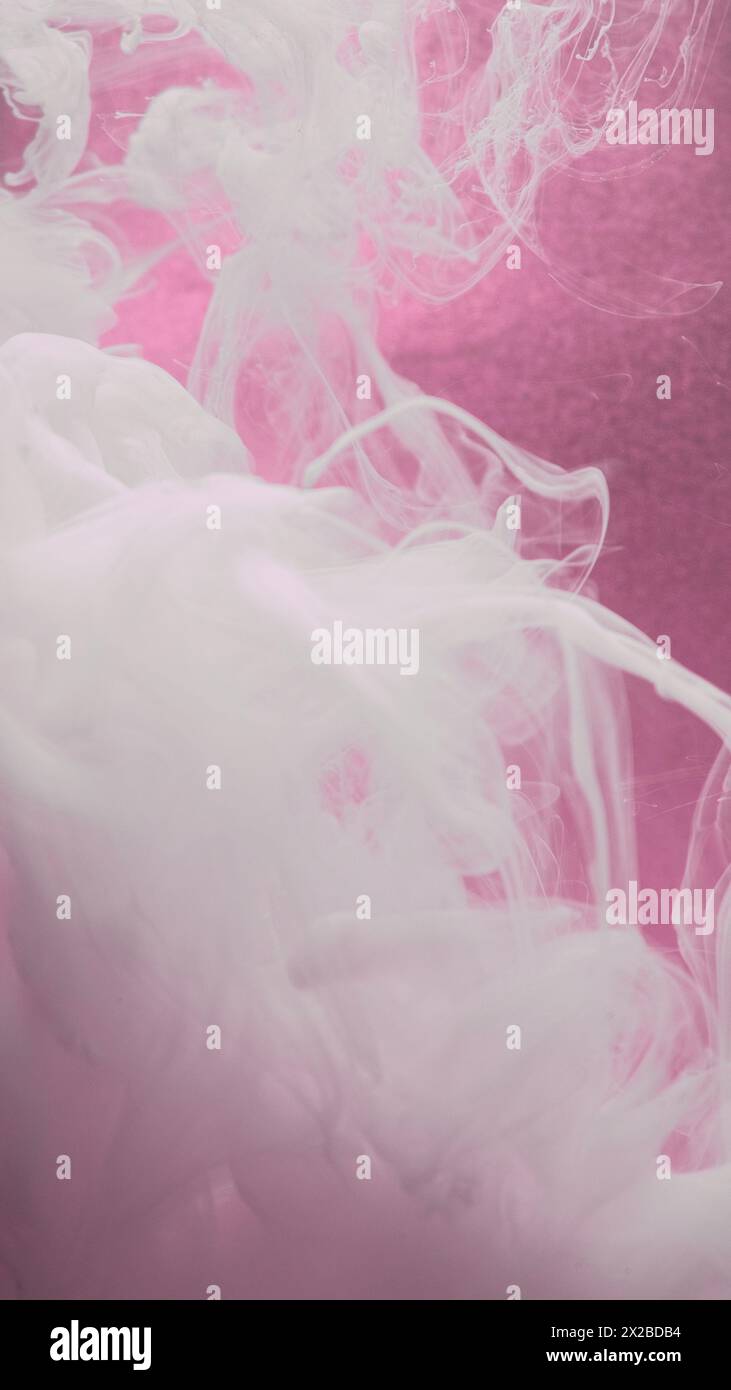 Flusso nuvola di inchiostro. Vernice fumata. L'acqua di seta bianca ha un effetto nebulizzato, un movimento ondulato su sfondo artistico astratto con grana rosa sfocata. Foto Stock