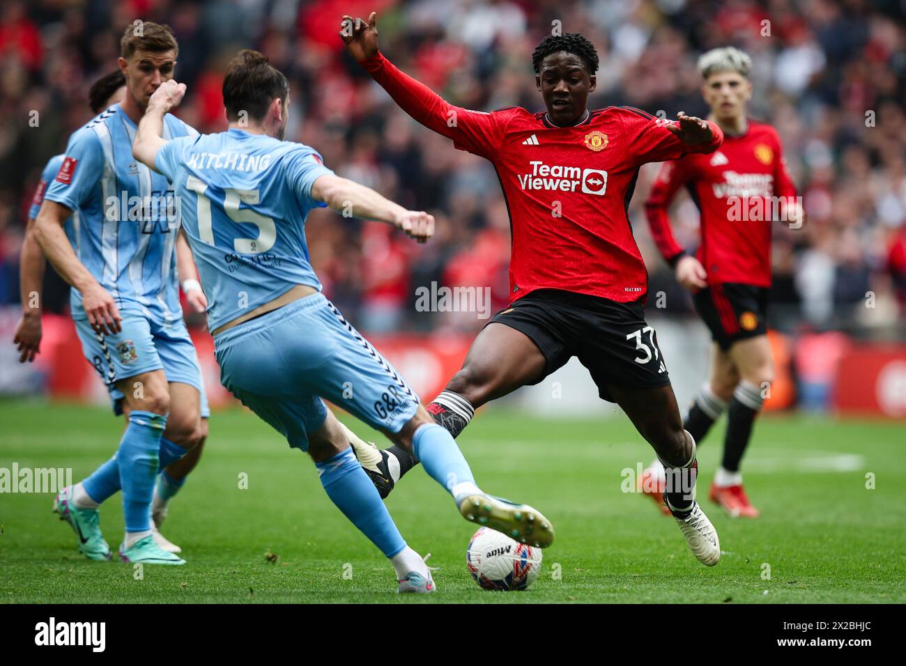 LONDRA, Regno Unito - 21 aprile 2024: Kobbie Mainoo del Manchester United vies per possesso con Liam Kitching del Coventry City durante la semifinale della Emirates fa Cup tra Coventry City FC e Manchester United FC al Wembley Stadium (credito: Craig Mercer/ Alamy Live News) Foto Stock