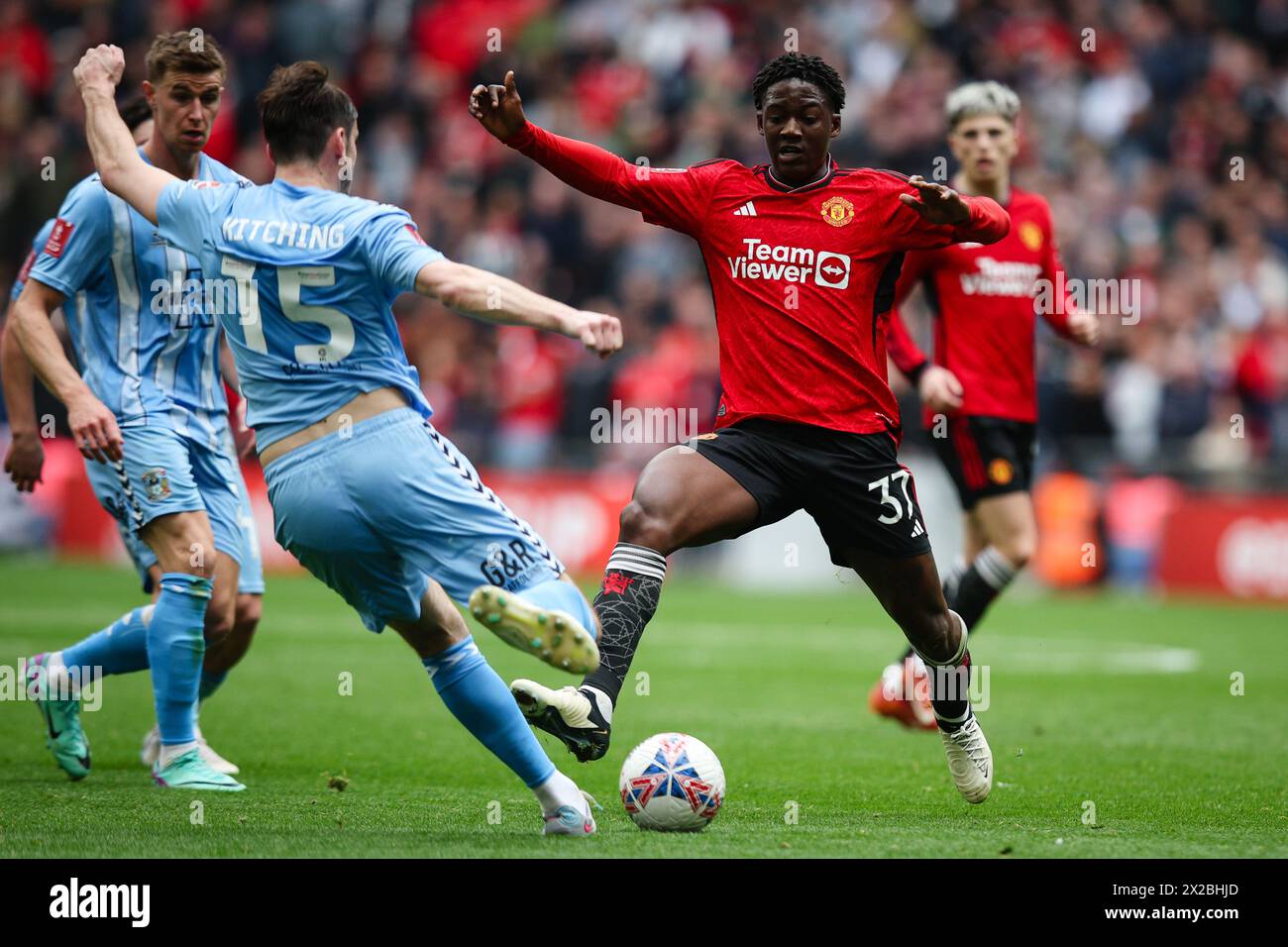 LONDRA, Regno Unito - 21 aprile 2024: Kobbie Mainoo del Manchester United vies per possesso con Liam Kitching del Coventry City durante la semifinale della Emirates fa Cup tra Coventry City FC e Manchester United FC al Wembley Stadium (credito: Craig Mercer/ Alamy Live News) Foto Stock