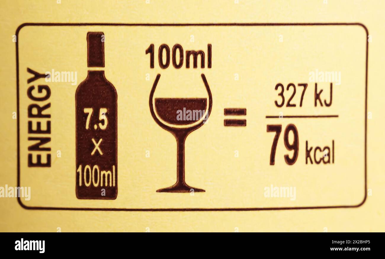 Illustrazione del contenuto calorico di un bicchiere di vino rosso sull'etichetta di una bottiglia Foto Stock