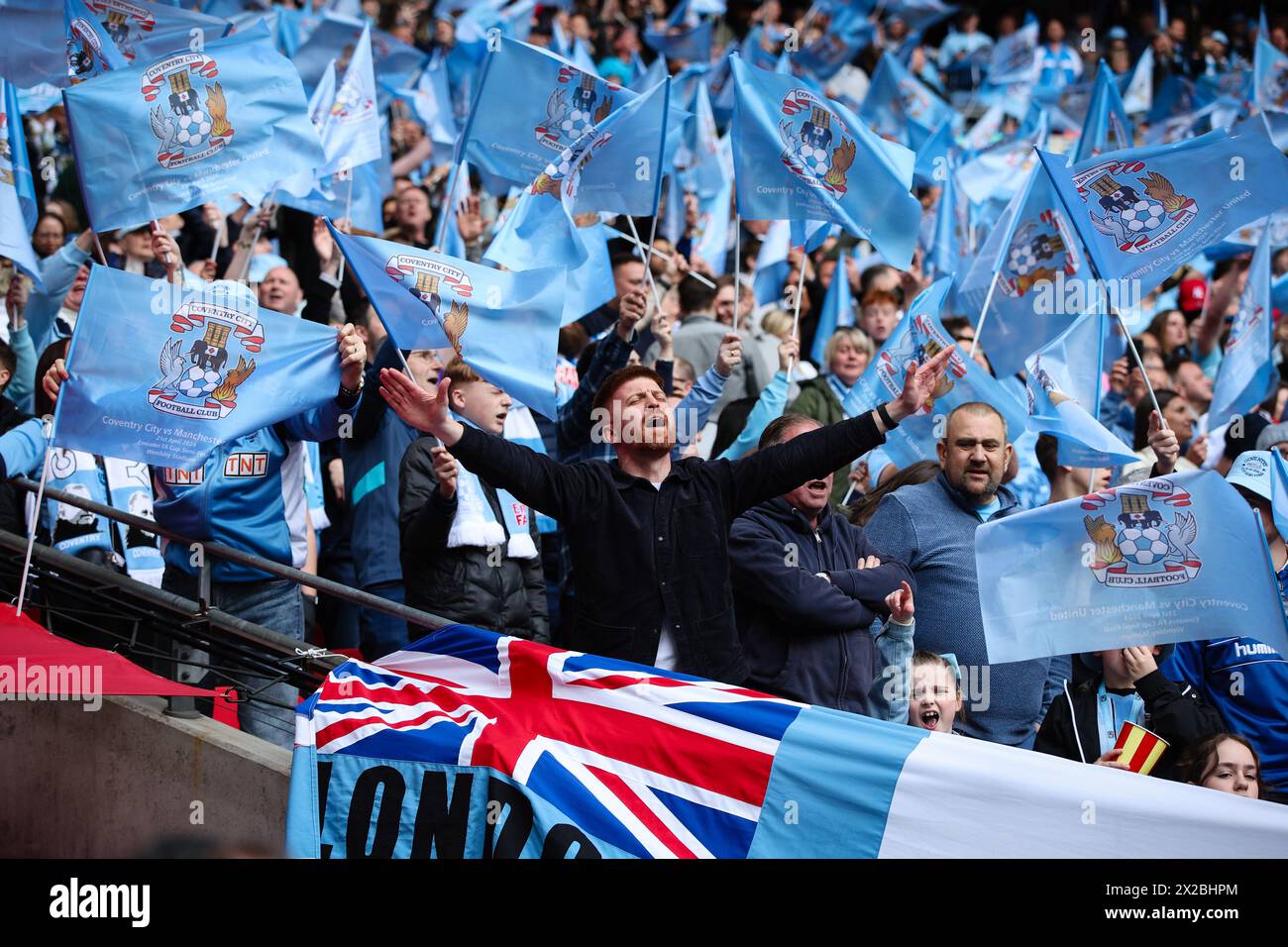 LONDRA, Regno Unito - 21 aprile 2024: Tifosi del Coventry City durante la semifinale di fa Cup degli Emirati tra il Coventry City FC e il Manchester United FC al Wembley Stadium (credito: Craig Mercer/ Alamy Live News) Foto Stock