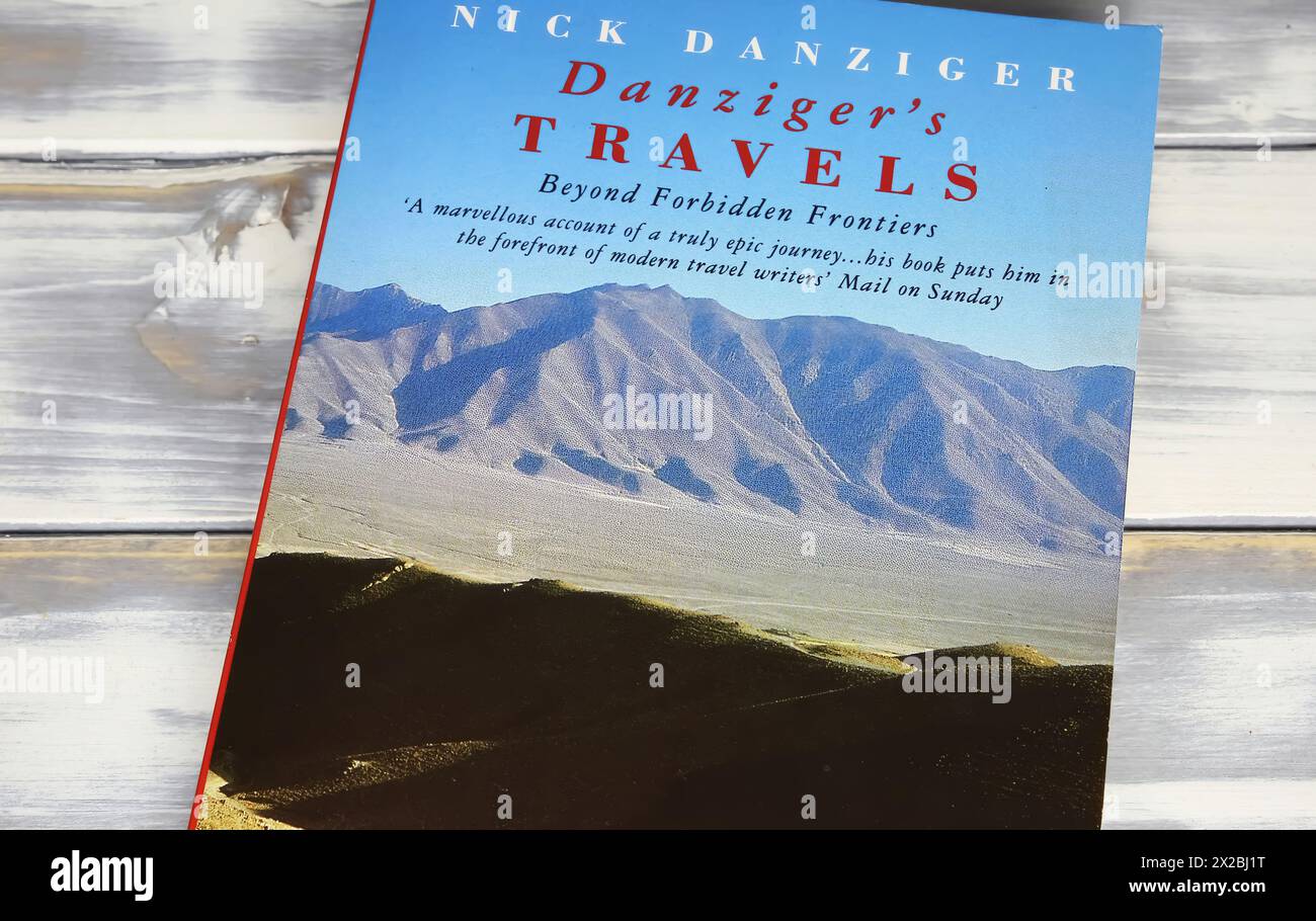Viersen, Germania - 9 aprile. 2024: Primo piano della copertina del libro Danziger's Travels: Beyond Forbidden Frontiers del 1993 Foto Stock