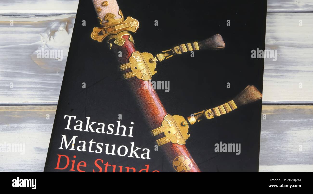 Viersen, Germania - 9 aprile. 2024: Primo piano della copertina del libro di Takashi Matsuoka Cloud of Sparrows, numero tedesco Foto Stock