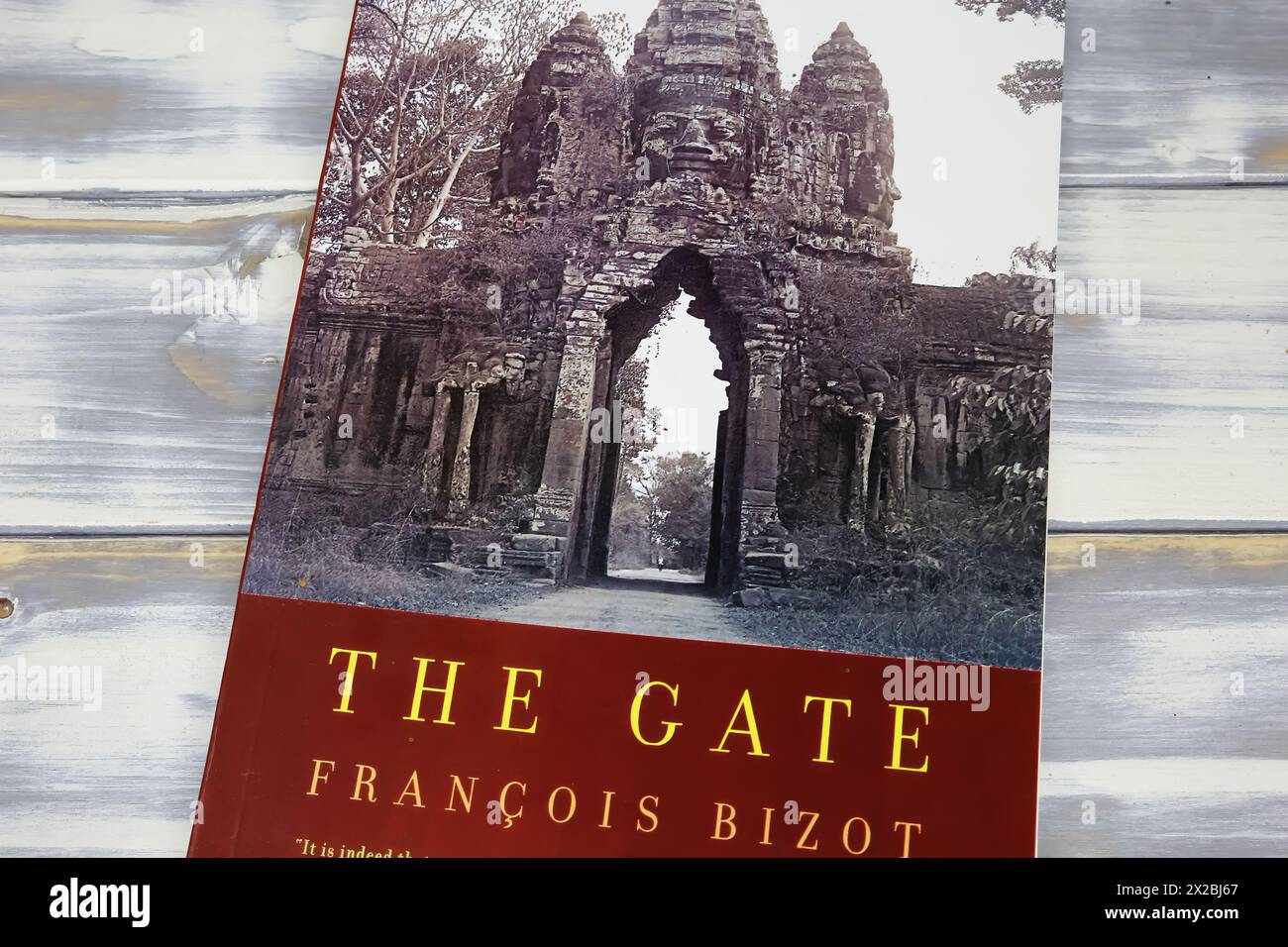 Viersen, Germania - 9 aprile. 2024: Primo piano dell'antropologo, prigioniero Khmer e sopravvissuto al campo cambogiano Francois Bizot, libro Cover the Gate Foto Stock