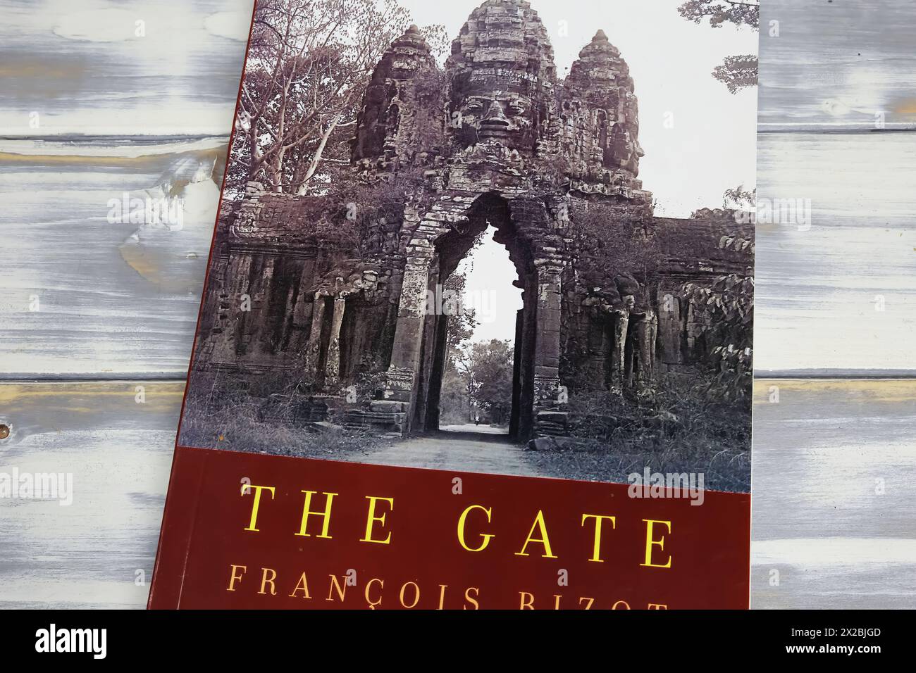 Viersen, Germania - 9 aprile. 2024: Primo piano dell'antropologo, prigioniero Khmer e sopravvissuto al campo cambogiano Francois Bizot, libro Cover the Gate Foto Stock