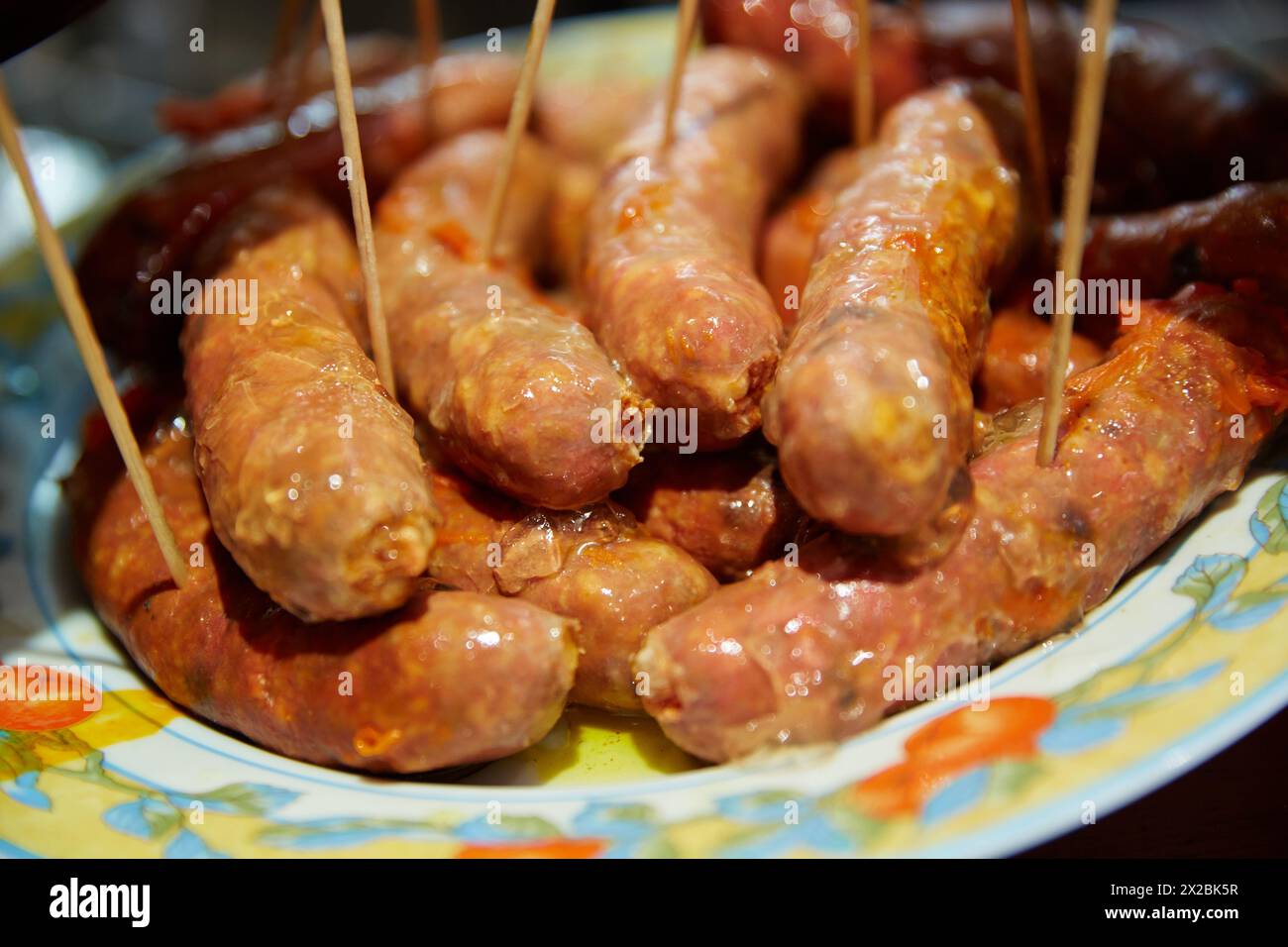 Salsiccia fritta di «chorizo», «pintxos» al Bar Txondorra di Ol Town, Donostia (San Sebastian), Gipuzkoa, Paesi Baschi, Spagna Foto Stock