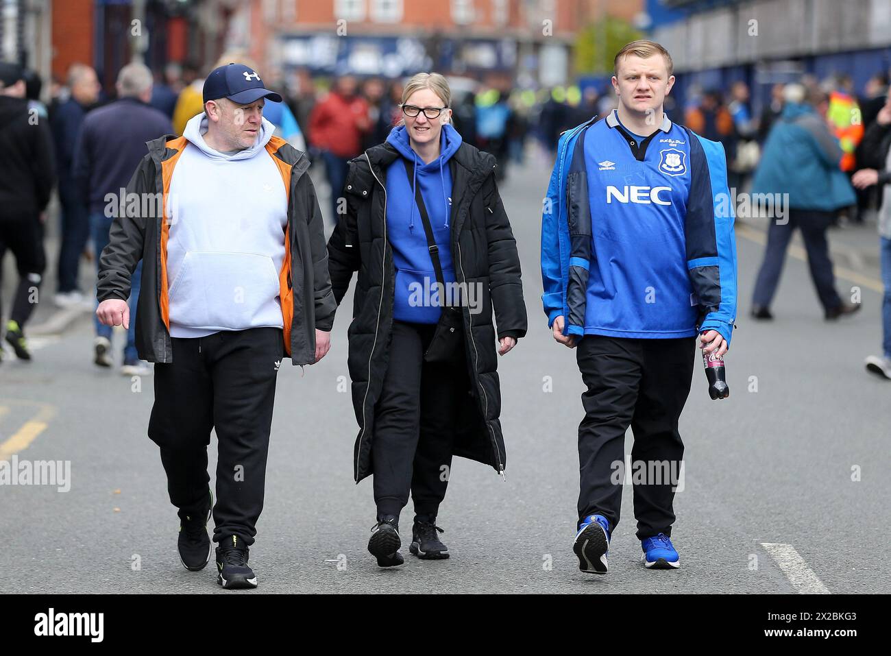 Liverpool, Regno Unito. 21 aprile 2024. I fan dell'Everton vanno alla partita. Partita di Premier League, Everton contro Nottingham Forest al Goodison Park di Liverpool domenica 21 aprile 2024. Questa immagine può essere utilizzata solo per scopi editoriali. Solo per uso editoriale, foto di Chris Stading/Andrew Orchard fotografia sportiva/Alamy Live news credito: Andrew Orchard fotografia sportiva/Alamy Live News Foto Stock