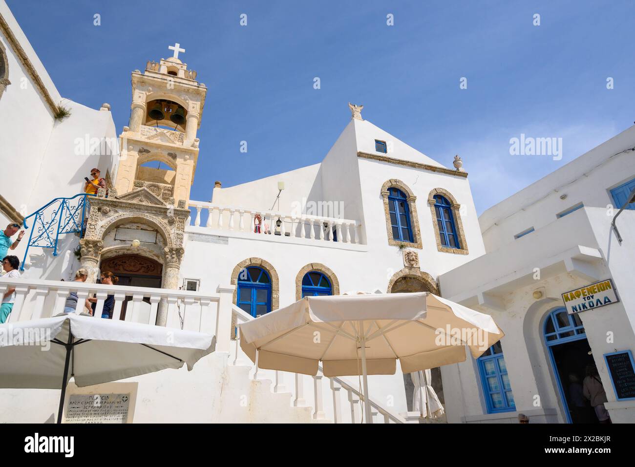 Nisyros, Grecia - 10 maggio 2023: Porta, la piazza centrale del villaggio di Nikia. L'imponente chiesa della presentazione della Vergine Maria. Isola di Nisyros, Foto Stock
