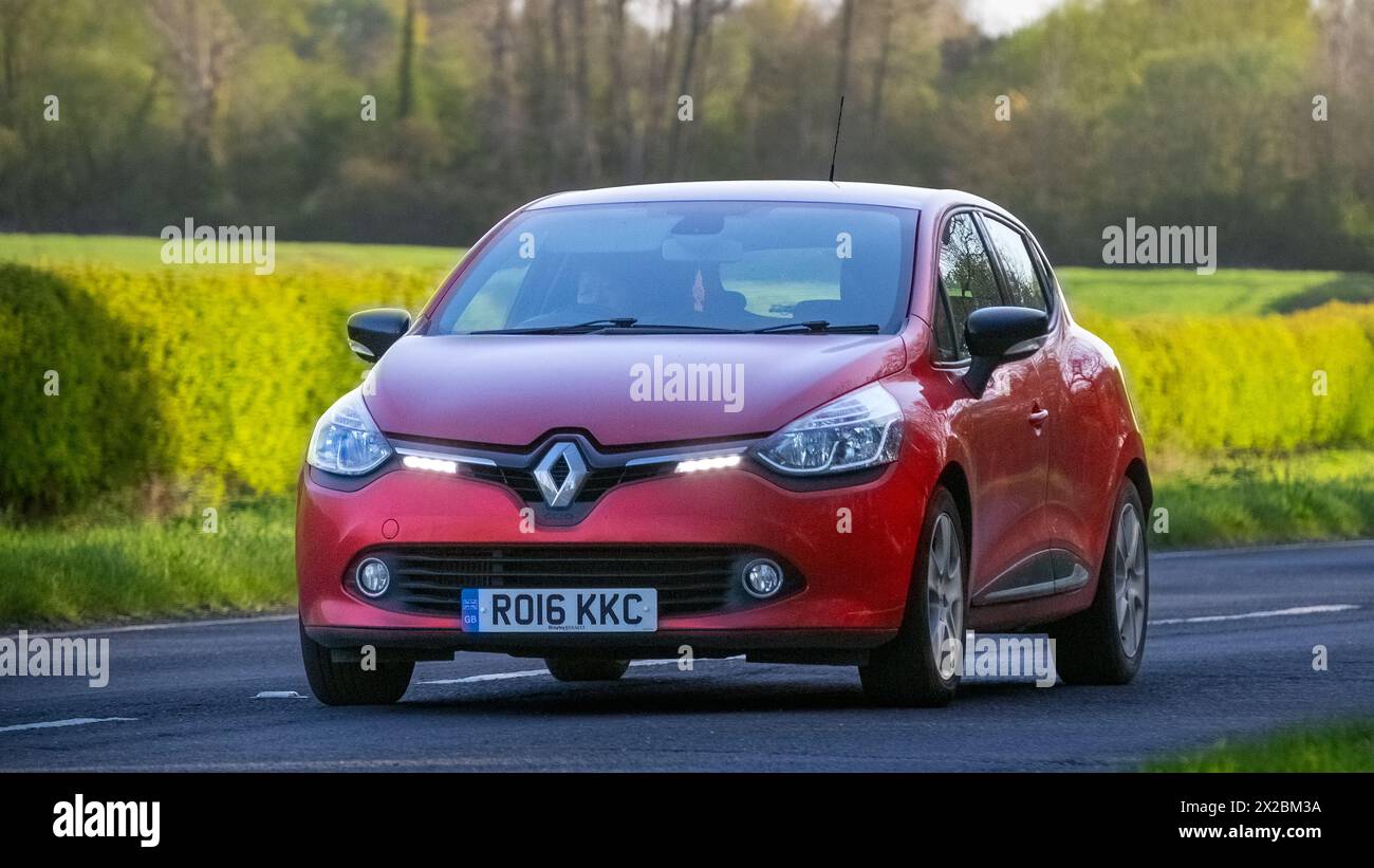 Bicester,UK- 21 aprile 2024: 2016 rosso Renault Clio diesel auto classica su strada britannica Foto Stock