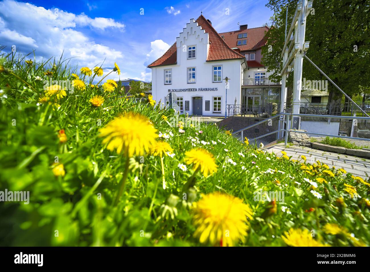 Zollenspieker Fährhaus con i fiori primaverili a Kirchwerder, Amburgo, Germania Foto Stock