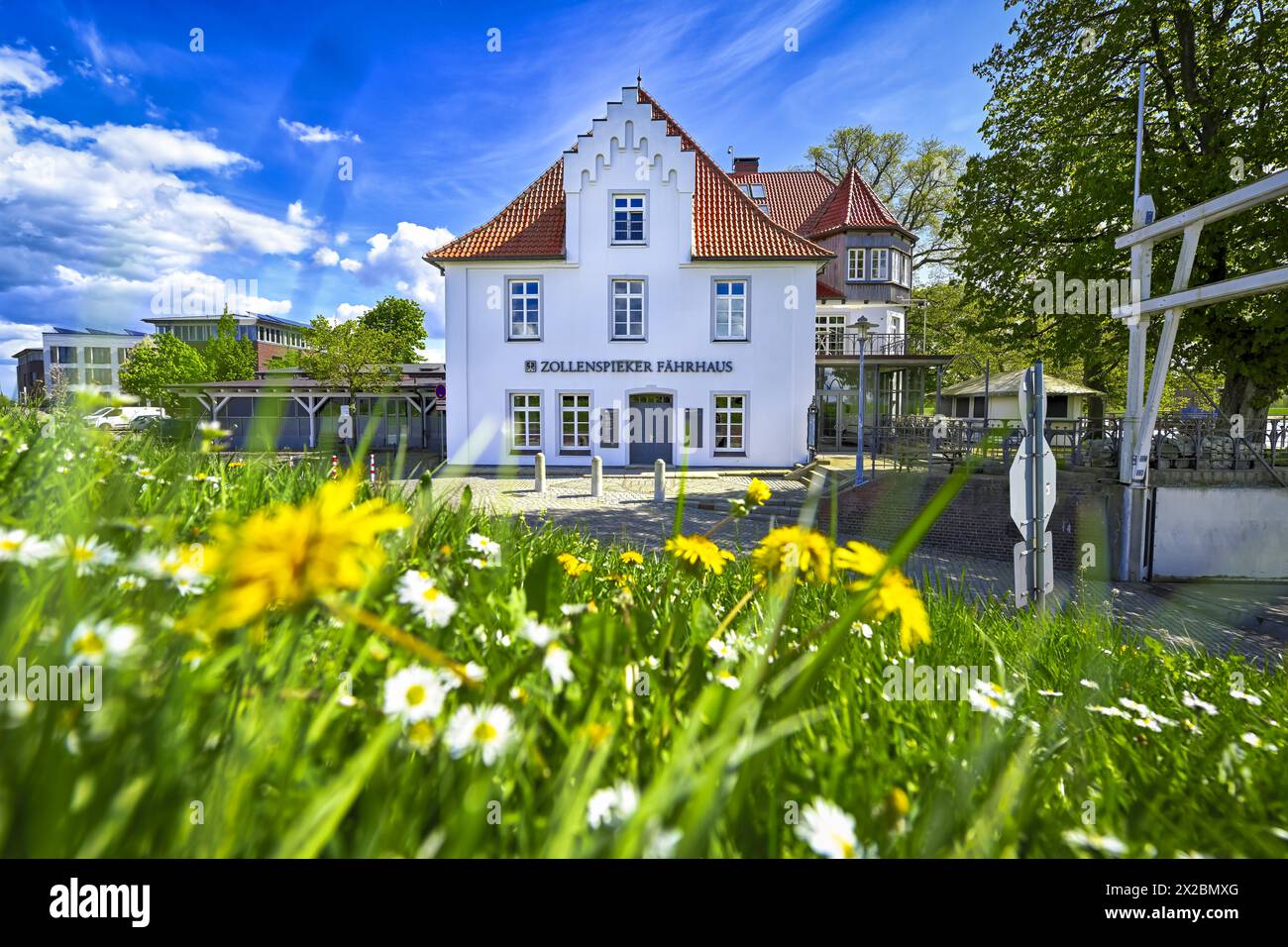 Zollenspieker Fährhaus con i fiori primaverili a Kirchwerder, Amburgo, Germania Foto Stock