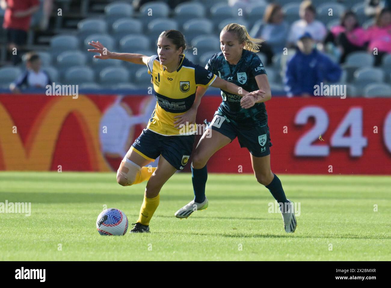 Gosford, Australia. 21 aprile 2024. Isabel Gomez (L) del Central Coast Mariners FC e Mackenzie Jade Hawkesby (R) del Sydney FC sono visti in azione durante la semifinale 2 (Leg 1) della stagione 2023-24 della Liberty A-League tra il Central Coast Mariners FC e il Sydney FC all'Industree Group Stadium. Punteggio finale; Sydney FC 1: 0 Central Coast Mariners FC. Credito: SOPA Images Limited/Alamy Live News Foto Stock