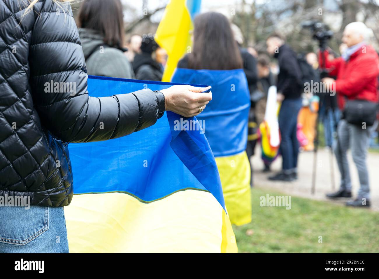 Incontro contro la guerra, folla di persone con bandiere ucraine Foto Stock