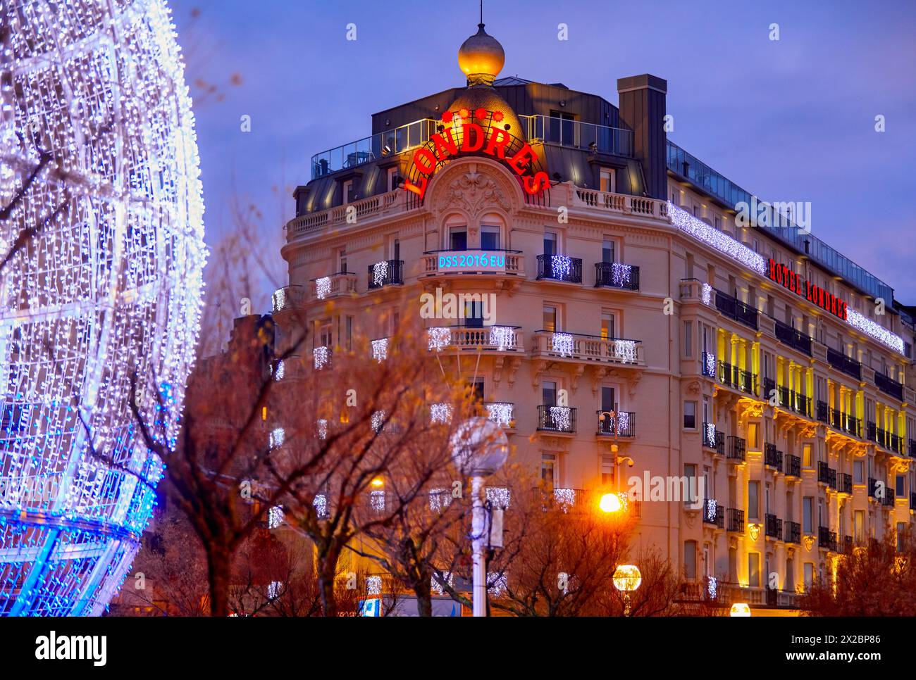 Decorazione per albero di Natale, Paseo de la Concha, Hotel Londres, Donostia, San Sebastian, Gipuzkoa, Paesi Baschi, Spagna, Europa Foto Stock