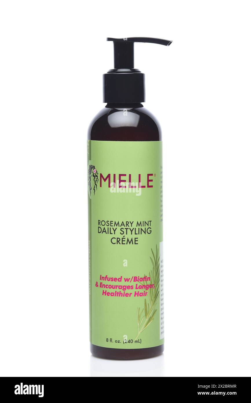 IRVINE, CALIFORNIA - 20 aprile 2024: Una bottiglia di Mielle Rosemary Mint Daily Styling Creme. Foto Stock