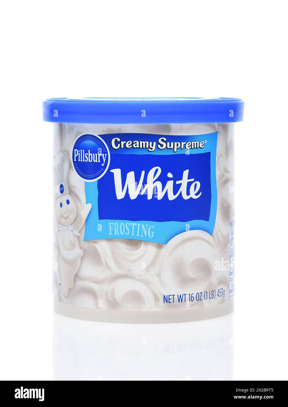 IRVINE, CALIFORNIA - 20 APR 2024: Una lattina di Pillsbury Creamy Supreme White Frosting. Foto Stock
