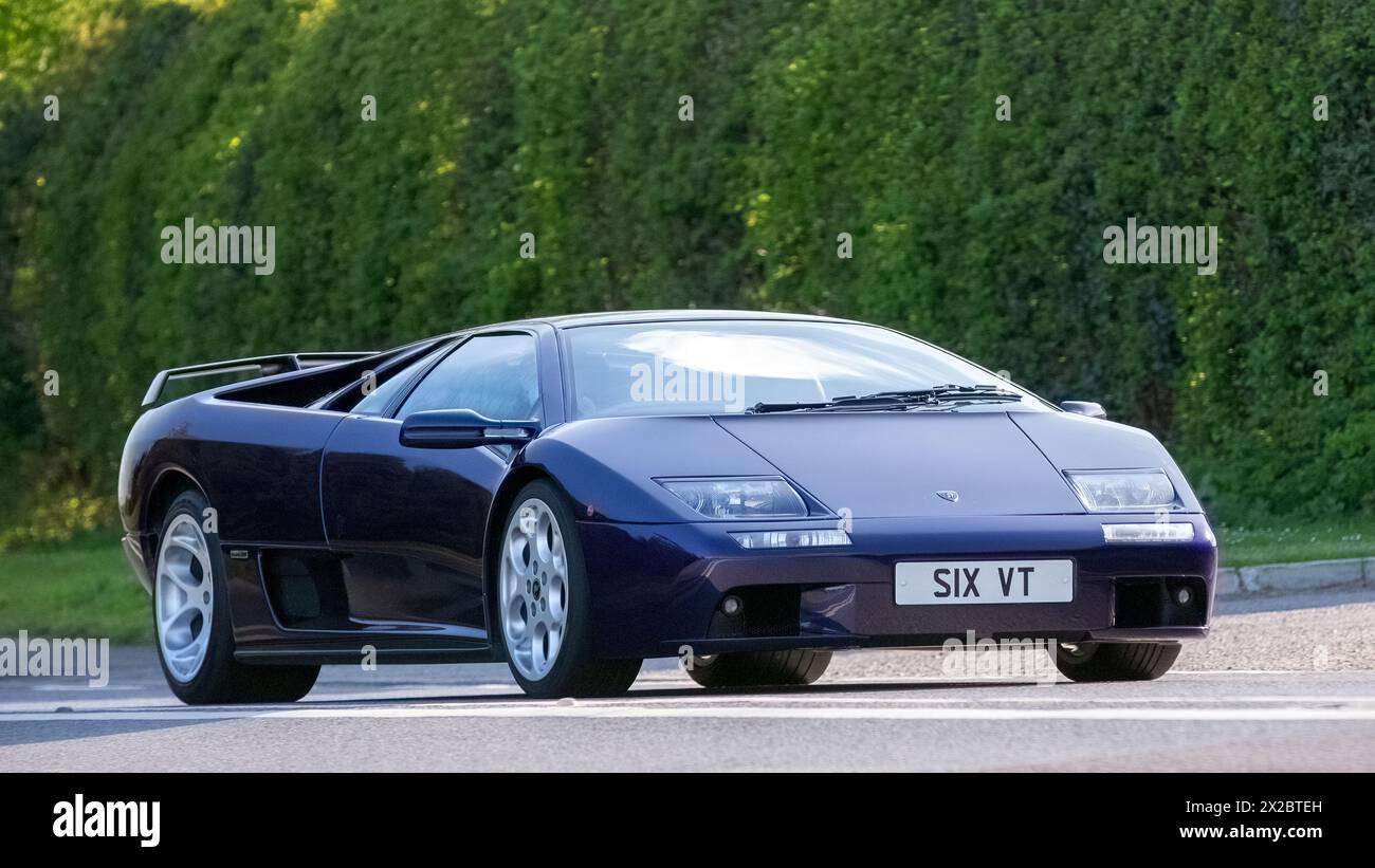 Bicester, Regno Unito - 21 aprile 2024: 2002 Lamborghini Diablo blu che guida su una strada britannica Foto Stock