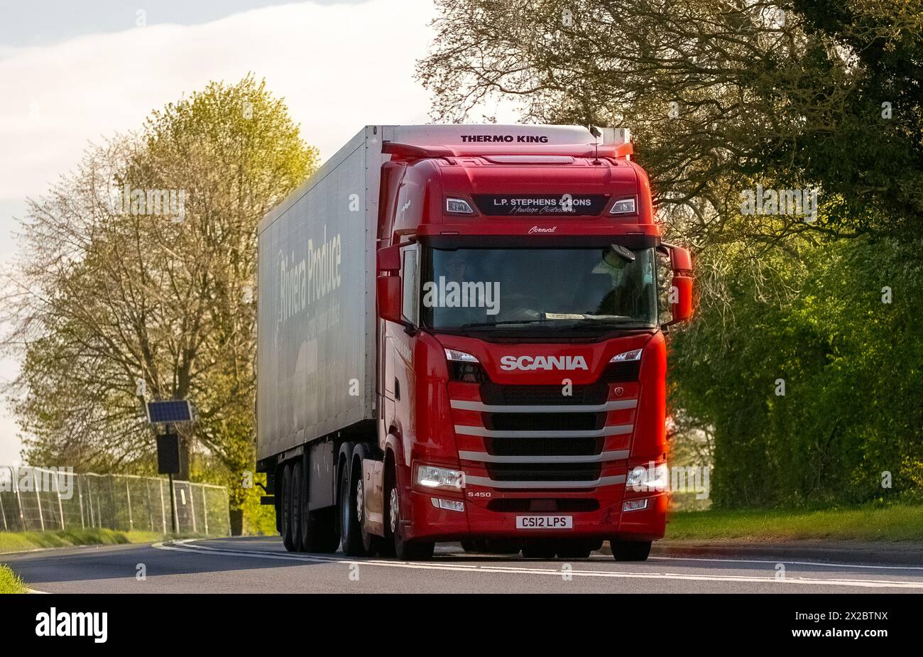 Bicester, Regno Unito - 21 aprile 2024: Camion Scania S450 rosso 2018 che guida su una strada britannica Foto Stock