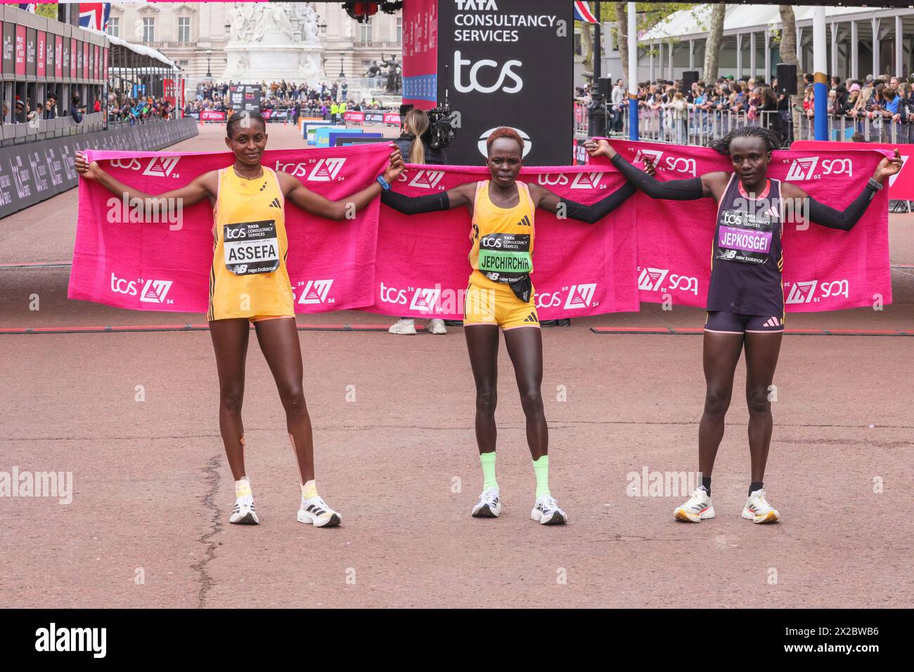 Londra, Regno Unito. 21 aprile 2024. Le vincitrici femminili, L-t-r 2nd Tigst ASSEFA (ETH), 1st Peres JEPCHIRCHIR (KEN), 3rd Joyciline JEPKOSGEI (KEN). Il percorso della maratona di Londra TCS del 2024 corre da Greenwich attraverso la City di Londra, finendo al Mall di Westminster. Si prevede che quest'anno la maratona avrà inizio in totale circa 50.000 partecipanti, tra cui 20 parlamentari, diversi colleghi e molte celebrità. Crediti: Imageplotter/Alamy Live News Foto Stock
