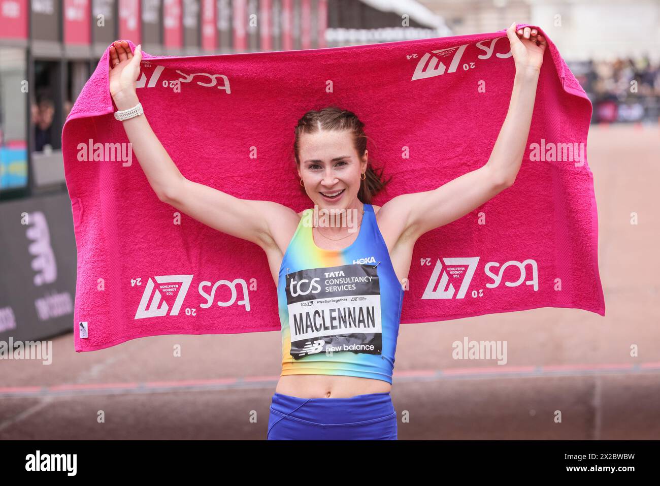 Londra, Regno Unito. 21 aprile 2024. La prima corsa femminile britannica, Mhairi Maclennan. I vincitori della gara Elite si vedono arrivare al traguardo e all'area di presentazione. Il percorso della maratona di Londra del 2024 TCS corre da Greenwich attraverso la City di Londra, finendo al Mall di Westminster. Si prevede che quest'anno la maratona avrà inizio in totale circa 50.000 partecipanti, tra cui 20 parlamentari, diversi colleghi e molte celebrità. Crediti: Imageplotter/Alamy Live News Foto Stock