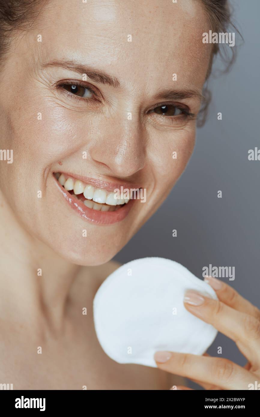 giovane donna felice con un tampone di cotone. Foto Stock