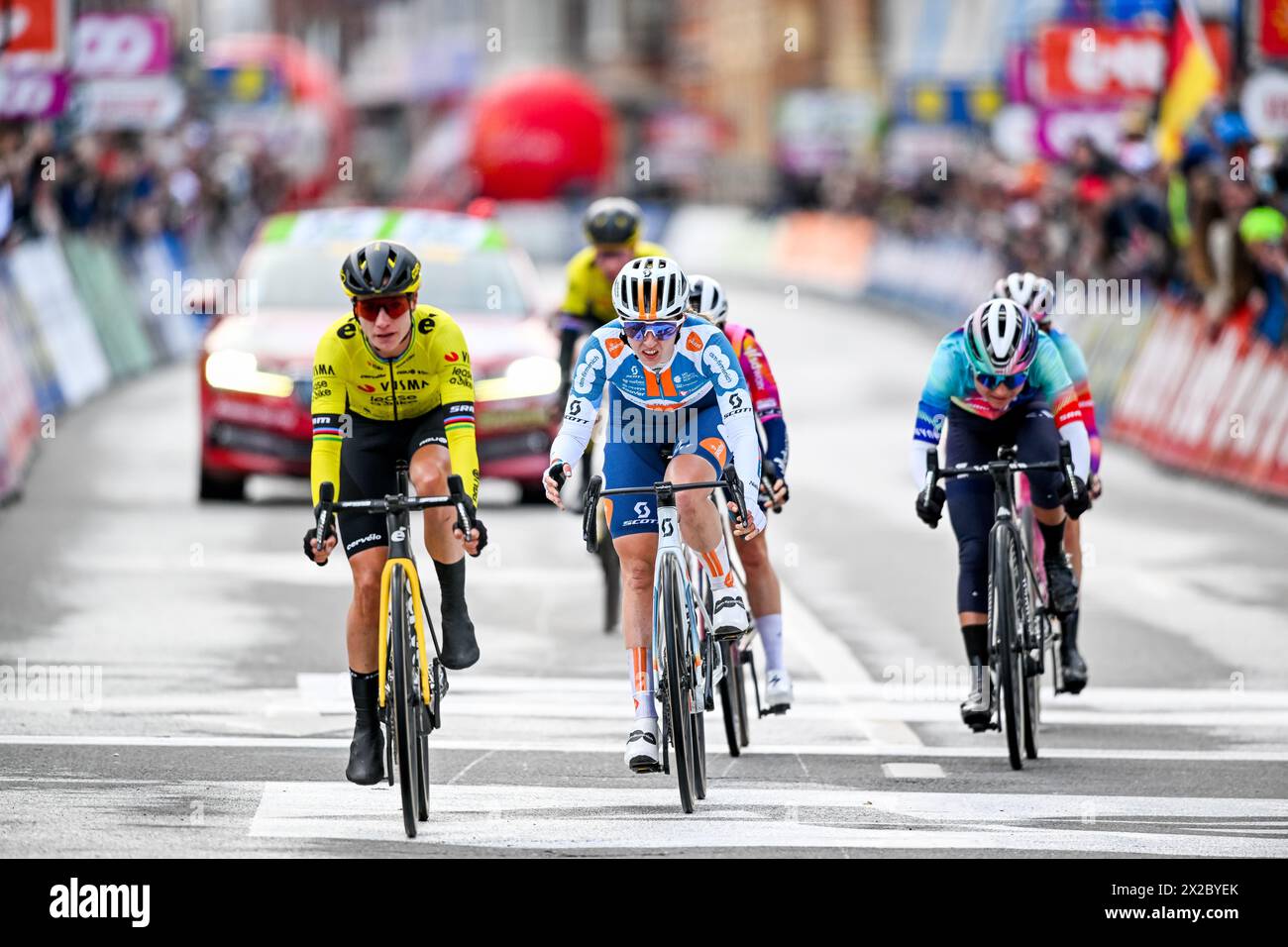 Liegi, Belgio. 21 aprile 2024. Marianne Vos olandese del Team Visma-Lease a Bike e Juliette Labous francese del Team DSM-Firmenich-PostNL foto in azione durante la gara d'élite femminile della Liegi-Bastogne-Liegi, gara ciclistica di un giorno, 147, 6 km da Liegi, su Bastogne a Liegi, domenica 21 aprile 2024. BELGA PHOTO ERIC LALMAND credito: Belga News Agency/Alamy Live News Foto Stock