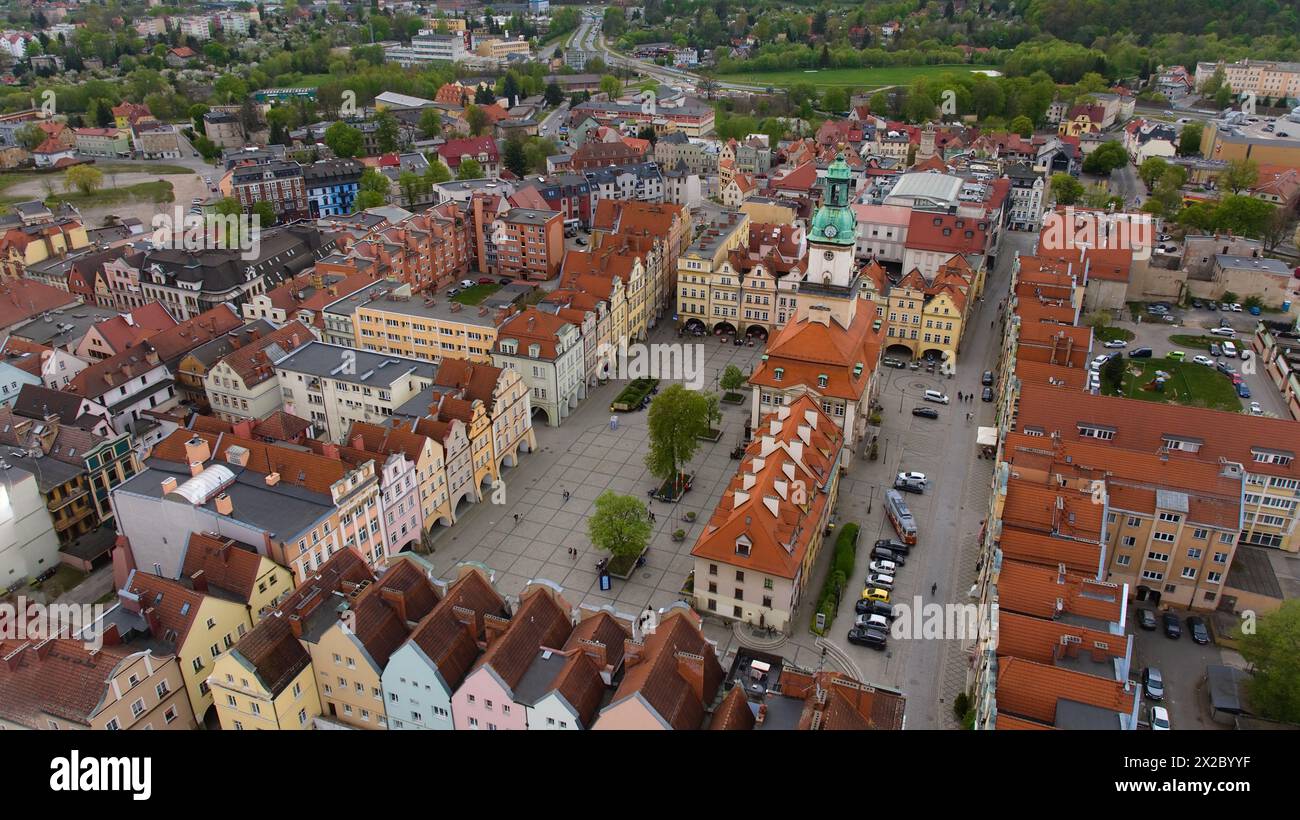 L'immagine aerea panoramica mostra la pittoresca cornice della piazza del mercato di Jelenia Góra, completata dalla grandiosità del municipio del XVIII secolo. Foto Stock