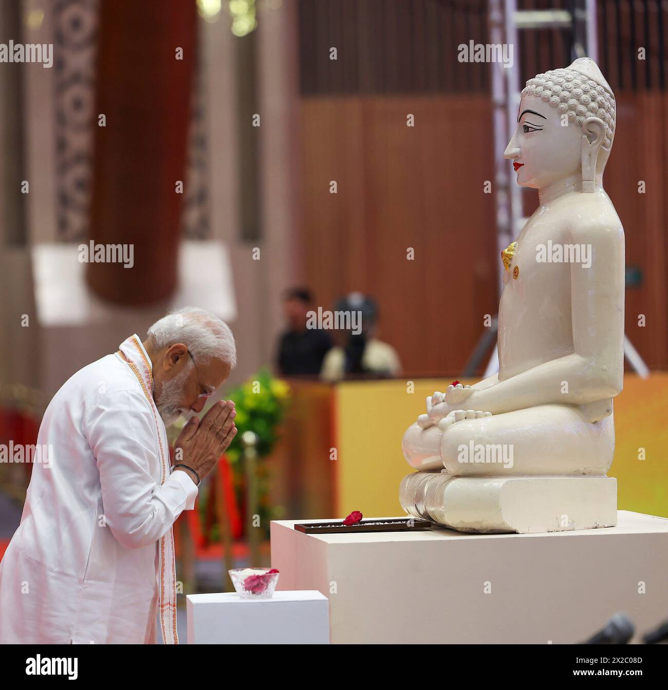 Nuova Delhi, India. 21 aprile 2024. Il primo ministro indiano Narendra modi rende omaggio al 2550° anniversario della nascita di Bhagwan Mahavir, fondatore del Giainismo a Bharat Mandapam, 21 aprile 2024, a nuova Delhi, India. Il Giainismo è una delle religioni più antiche ancora praticate oggi, risalente almeno al 600 a.C. Credito: PIB Photo/Press Information Bureau/Alamy Live News Foto Stock