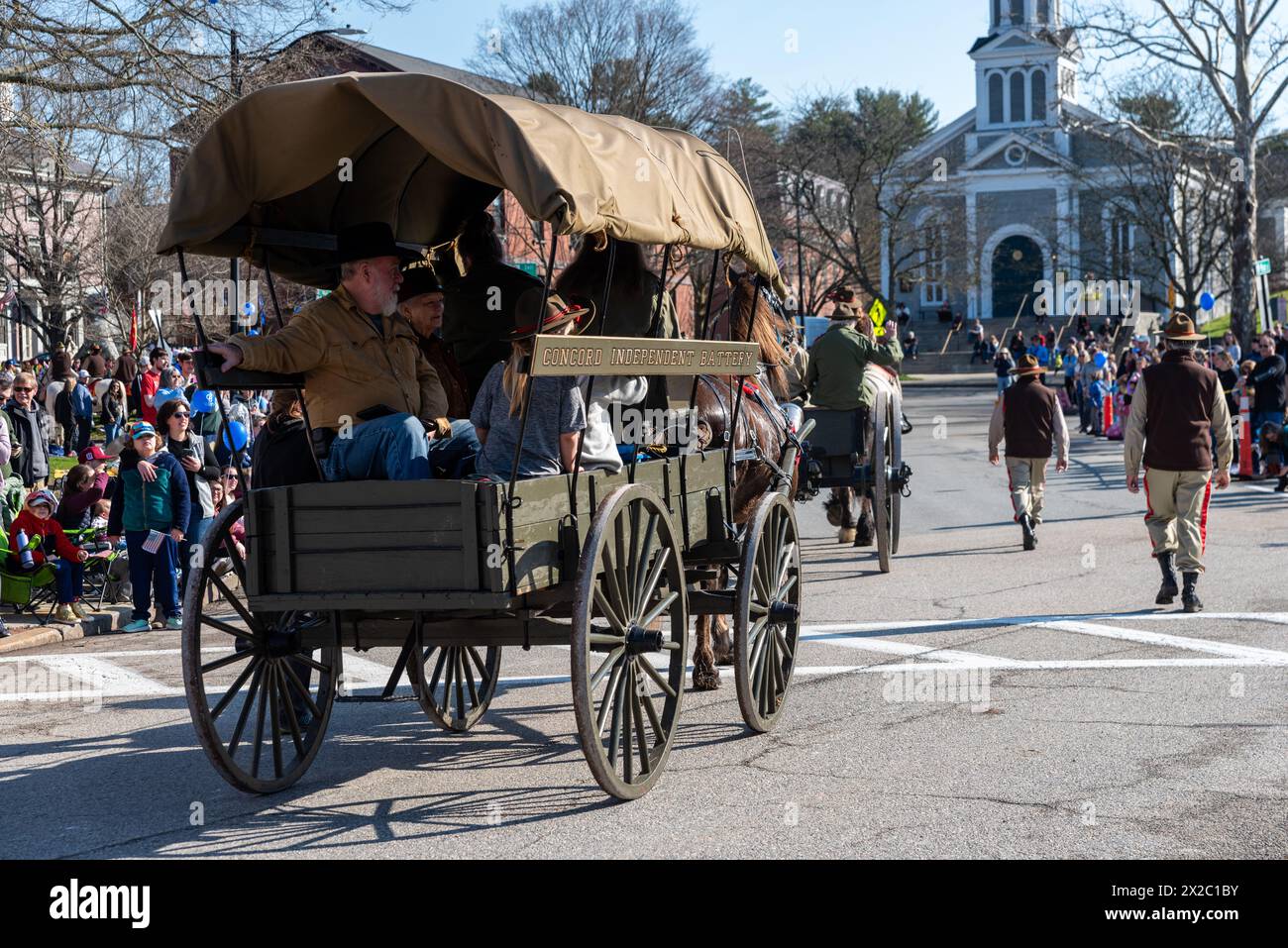 Concord Independent Battery nella Parata dei Patrioti di Concord, commemorando le prime battaglie della guerra di indipendenza americana. Foto Stock