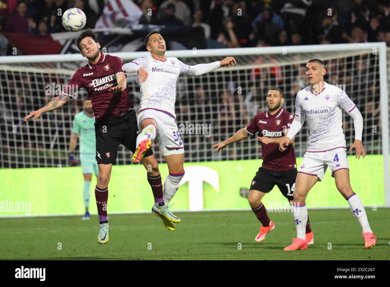 Salerno, Italia, 21 aprile 2024 Agustin Martegani della US Salernitana 1919 gareggia per il ballo con Rolando Mandragora dell'ACF Fiorentina durante la partita di serie A tra US Salernitana 1919 vs AC Fiorentina crediti: Agostino Gemito/ Alamy Live News Foto Stock