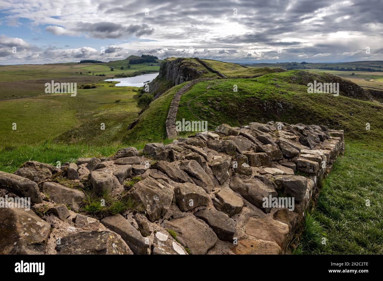 Il Vallo di Adriano, guardando verso Steel Rigg e Crag Lough Foto Stock