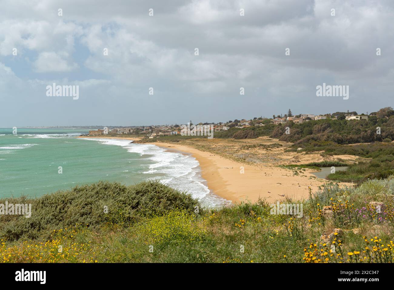Paesaggio e spiaggia vicino a Selinunt in Sicilia con vista sulla Triscina Foto Stock