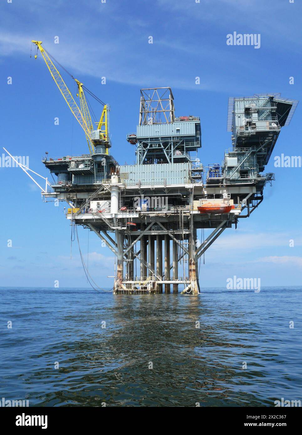 Piattaforma fissa di perforazione offshore di gas e petrolio Simba 21d nel giacimento di petrolio e gas di Simba al largo della costa sud-orientale del golfo della Louisiana, nel Mississippi Canyon. Foto Stock