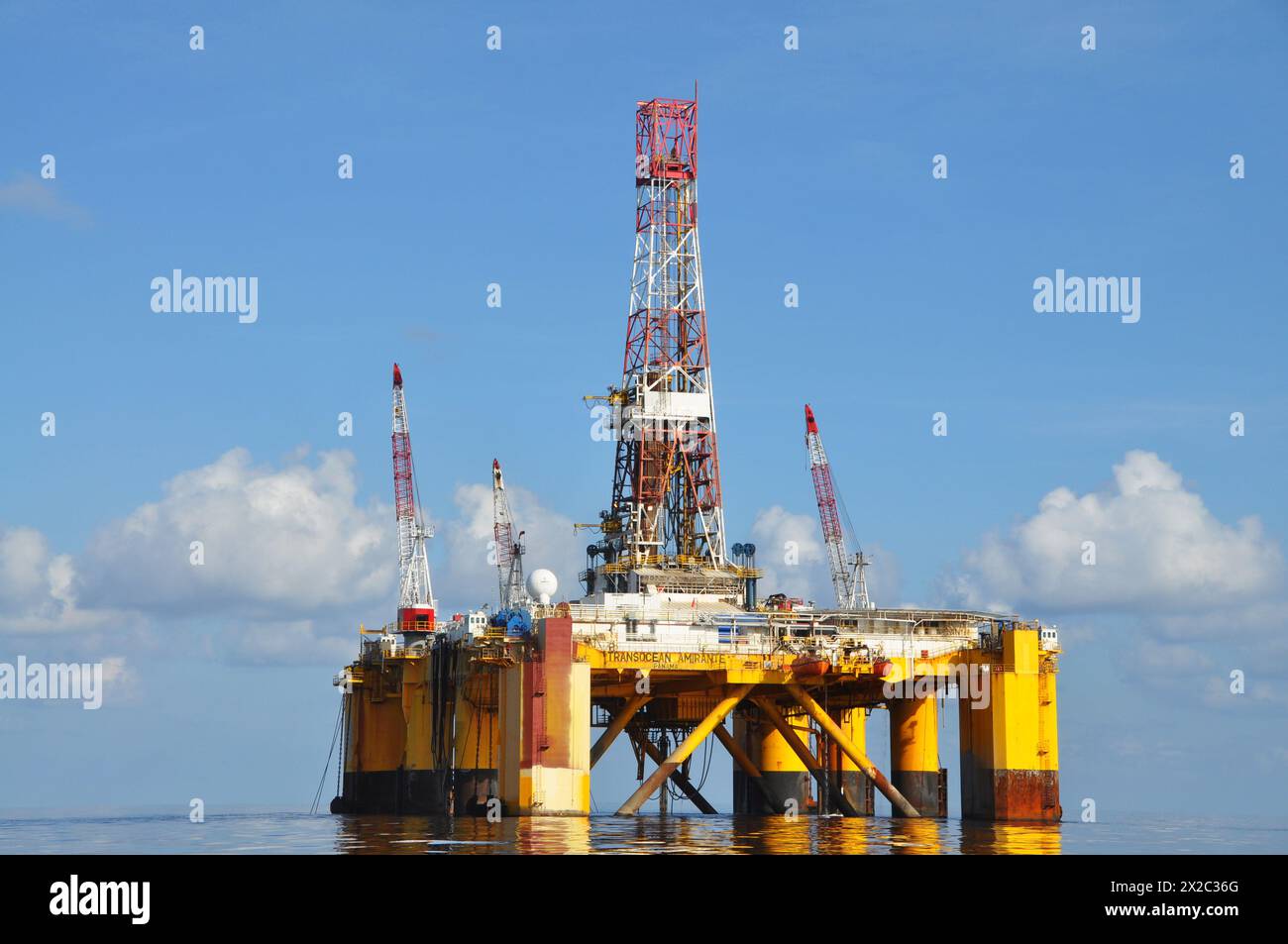Piattaforma di perforazione offshore di gas e petrolio galleggiante in acque profonde della Transocean Amirante nel Golfo del Messico al largo della costa della Louisiana. Foto Stock
