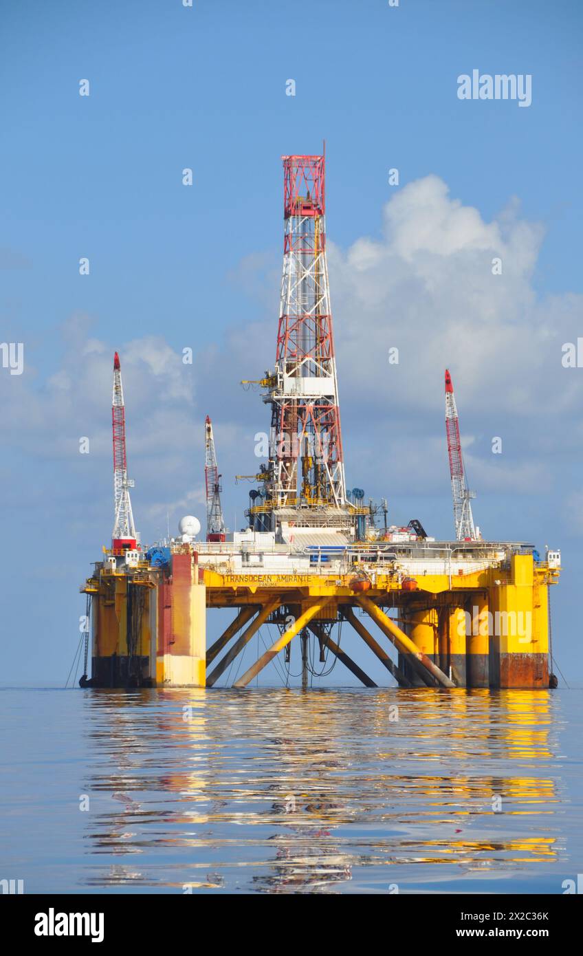 Piattaforma di perforazione offshore di gas e petrolio galleggiante in acque profonde della Transocean Amirante nel Golfo del Messico al largo della costa della Louisiana. Foto Stock
