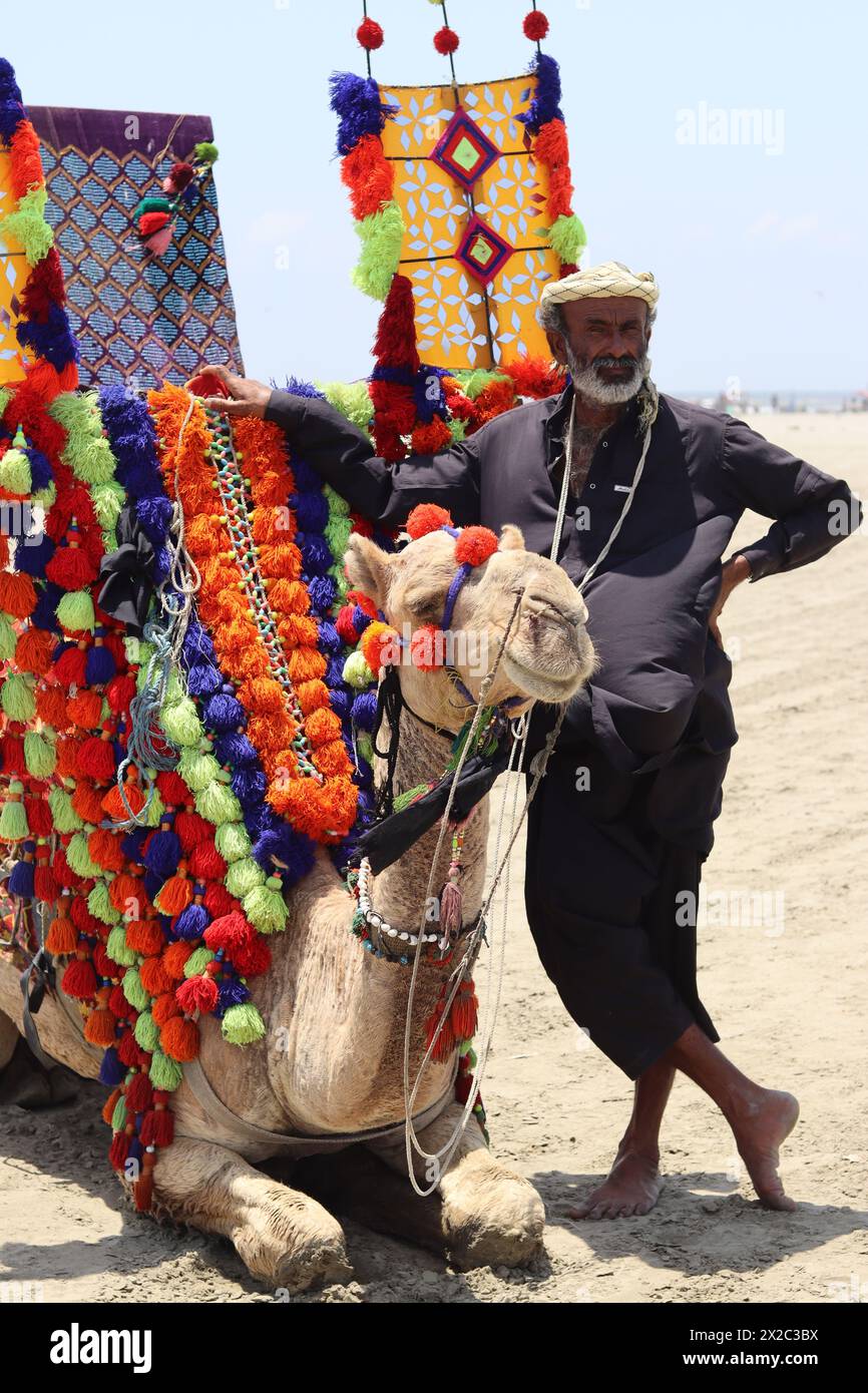 "Desert Bond: Un uomo e il suo tranquillo compagno di cammello" Foto Stock