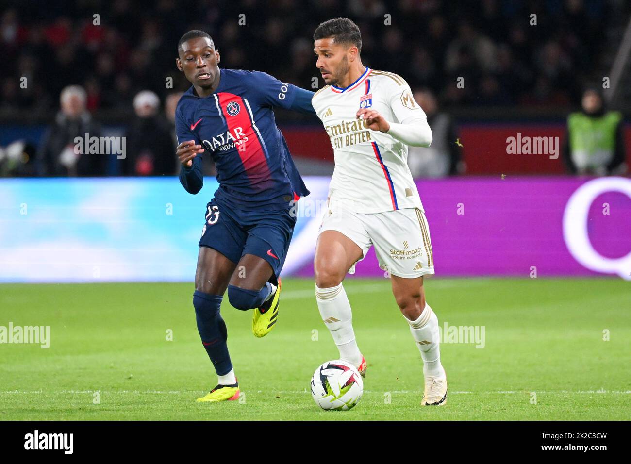 Parigi, Francia. 21 aprile 2024. PARIGI, FRANCIA - 21 APRILE: Randal Kolo Muani di Paris Saint-Germain combatte per il ballo con Benjamin Andre di Lille OSC durante la partita di Ligue 1 Uber Eats tra Paris Saint-Germain e Olympique Lyonnais al Parc des Princes il 21 aprile 2024 a Parigi, Francia. (Foto di Matthieu Mirville/Agenzia BSR) credito: Agenzia BSR/Alamy Live News Foto Stock