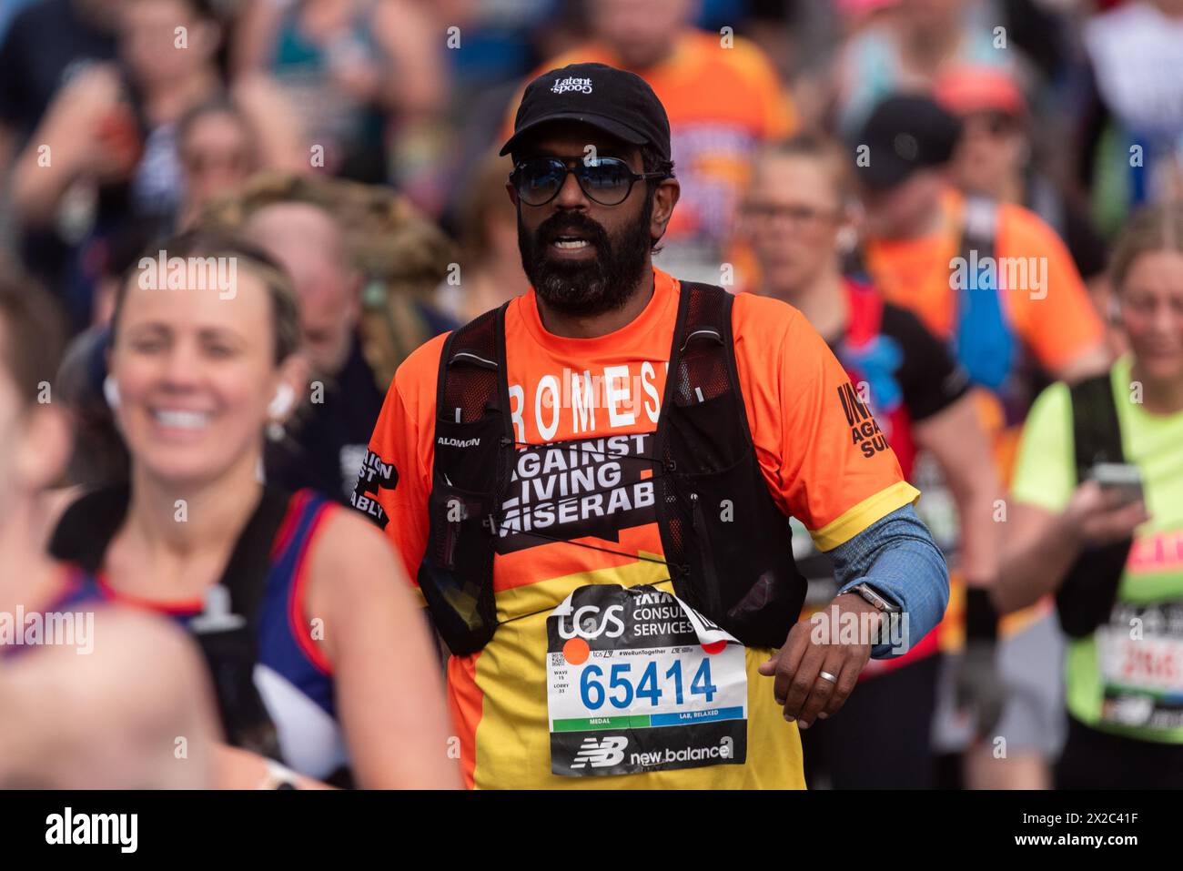 Romesh Ranganathan gareggia nella TCS London Marathon 2024 passando per Tower Hill, Londra, Regno Unito. Foto Stock