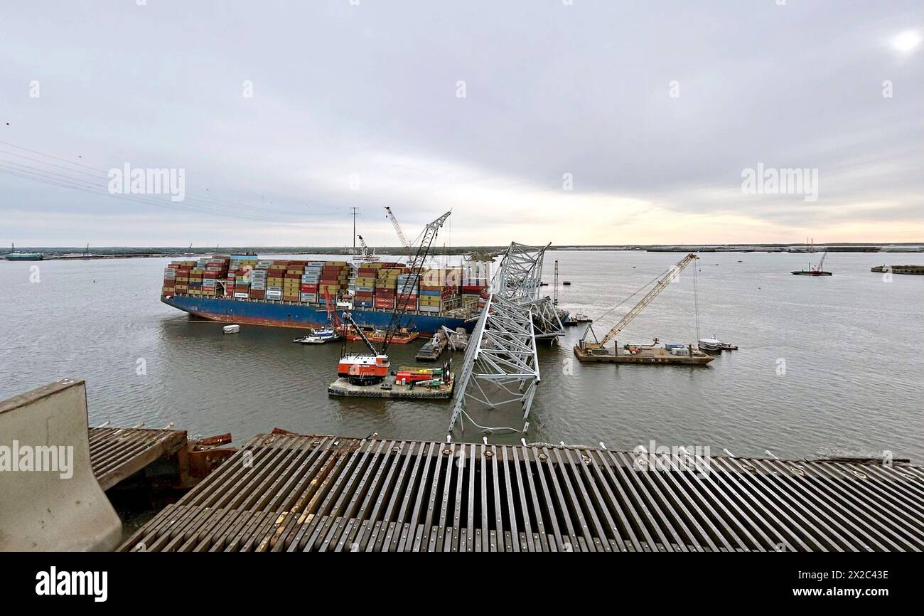 Dundalk, Stati Uniti d'America. 21 aprile 2024. Dundalk, Stati Uniti d'America. 21 aprile 2024. Le chiatte con gru sollevano il relitto del Francis Scott Key Bridge crollato dalla nave container MV Dali mentre i lavori continuano ad aprire il canale di Fort McHenry, il 21 aprile 2024, vicino a Dundalk, Maryland. Il ponte fu colpito dalla nave portacontainer di 984 piedi il 26 marzo e crollò uccidendo sei lavoratori. Credito: PO3 Erin Cox/U.S.A. Foto della Guardia Costiera/Alamy Live News Foto Stock