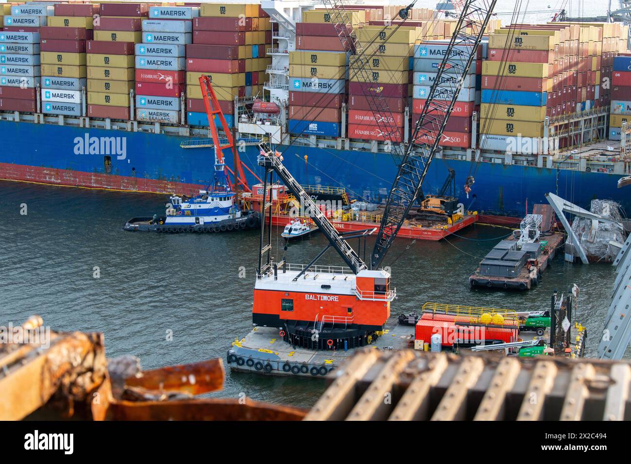 Dundalk, Stati Uniti d'America. 21 aprile 2024. Dundalk, Stati Uniti d'America. 21 aprile 2024. Le chiatte con gru sollevano il relitto del Francis Scott Key Bridge crollato dalla nave container MV Dali mentre i lavori continuano ad aprire il canale di Fort McHenry, il 21 aprile 2024, vicino a Dundalk, Maryland. Il ponte fu colpito dalla nave portacontainer di 984 piedi il 26 marzo e crollò uccidendo sei lavoratori. Credito: PO3 Erin Cox/U.S.A. Foto della Guardia Costiera/Alamy Live News Foto Stock