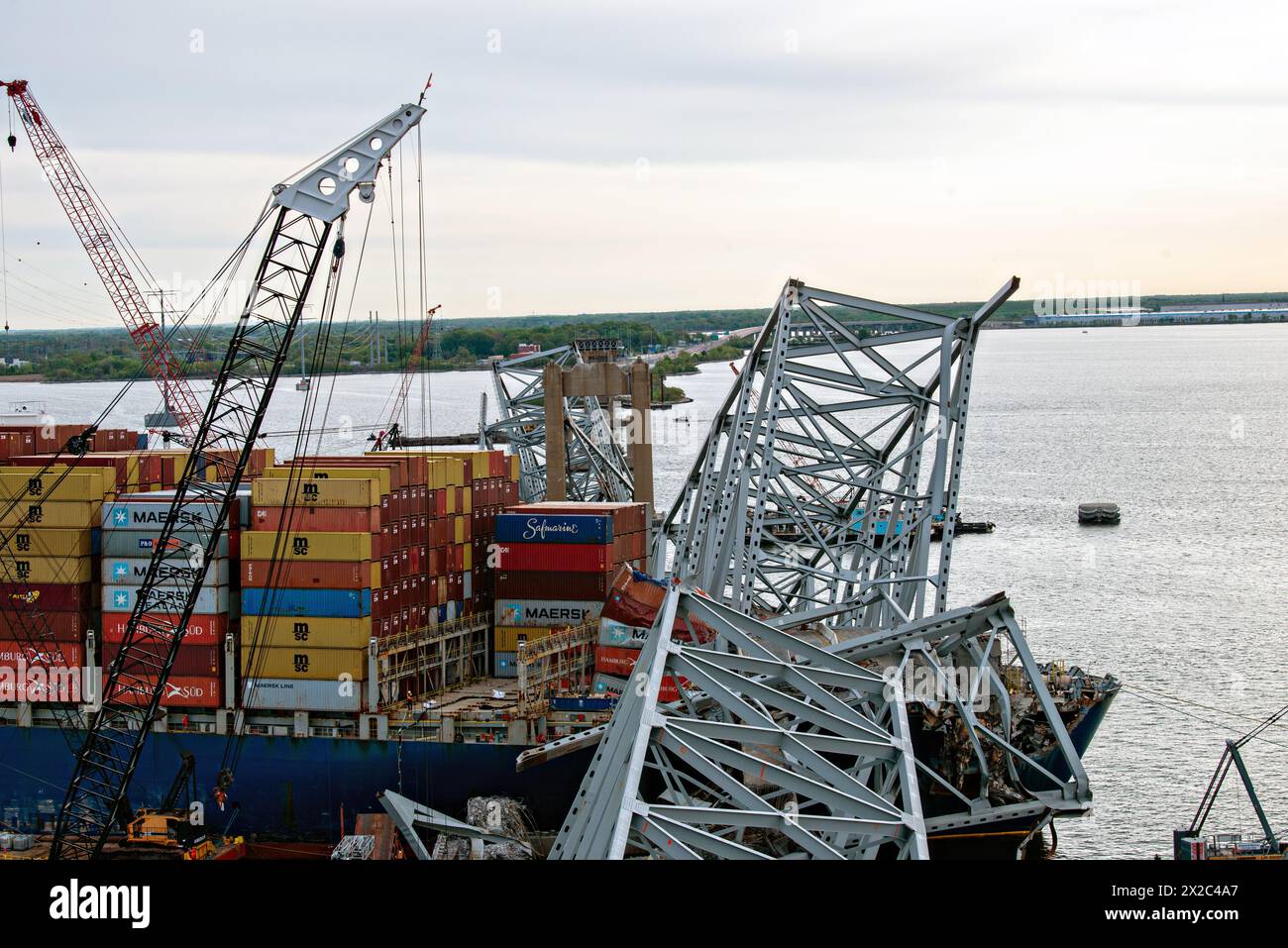 Dundalk, Stati Uniti d'America. 21 aprile 2024. Dundalk, Stati Uniti d'America. 21 aprile 2024. Le chiatte con gru sollevano il relitto del Francis Scott Key Bridge crollato e i container di carico dalla nave container MV Dali mentre i lavori continuano ad aprire il canale di Fort McHenry, il 21 aprile 2024, vicino a Dundalk, Maryland. Il ponte fu colpito dalla nave portacontainer di 984 piedi il 26 marzo e crollò uccidendo sei lavoratori. Credito: PO3 Erin Cox/U.S.A. Foto della Guardia Costiera/Alamy Live News Foto Stock