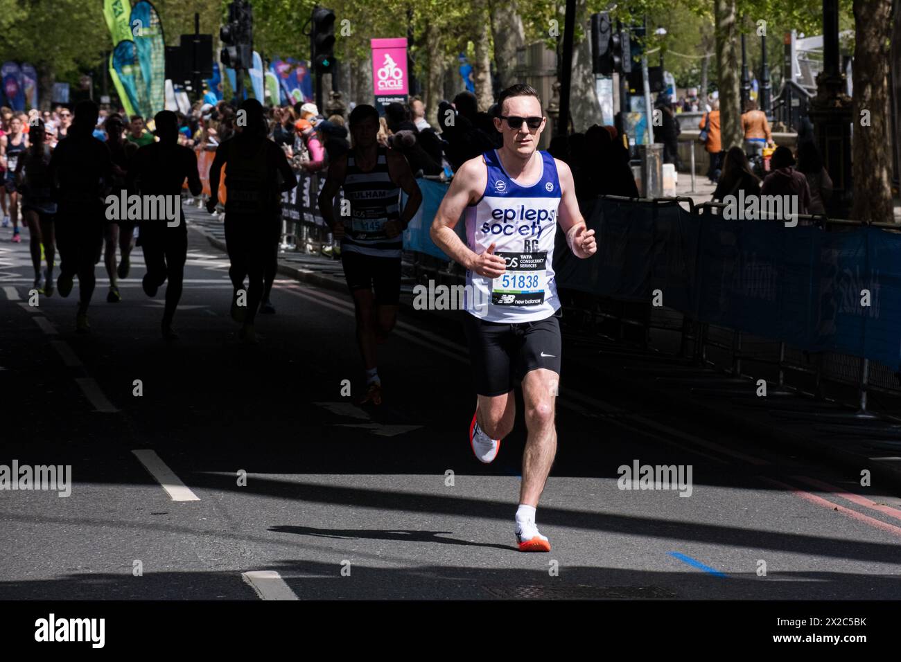 Londra, Regno Unito. 21 aprile 2024. Un corridore maschile partecipa alla Maratona di Londra del 2024. Oltre 50.000 corridori hanno partecipato alla Maratona di Londra del 2024. Credito: SOPA Images Limited/Alamy Live News Foto Stock