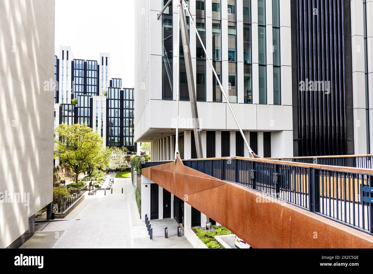 Ponte pedonale e 2 edifici del London Wall nel Barbican, Londra, Inghilterra Foto Stock