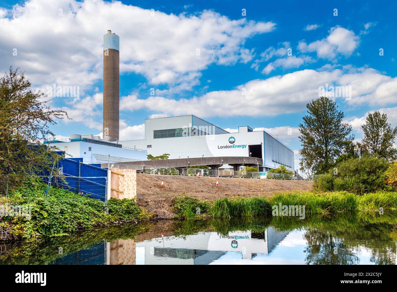 Impianto di incenerimento dei rifiuti solidi di London Energy Edmonton presso il canale River Lee Navigation, Londra, Inghilterra Foto Stock
