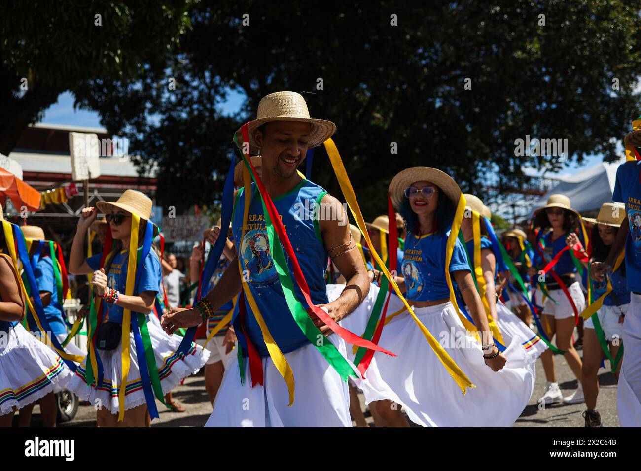 BELÉM, PA - 21.04.2024: CAMINHADA Indígena PELO clima EM BELÉM - più di 300 indigeni di 40 etnie in Amazzonia hanno fatto una passeggiata questa domenica mattina (21) a Belém do Pará. La passeggiata per il clima e per la lotta indigena e la resistenza è anche la preparazione della città per ospitare la Conferenza delle Nazioni Unite sui cambiamenti climatici (COP) 30, nel 2025. Le popolazioni indigene hanno dimostrato giustizia e demarcazione del territorio. (Foto: Filipe Bispo/Fotoarena) Foto Stock